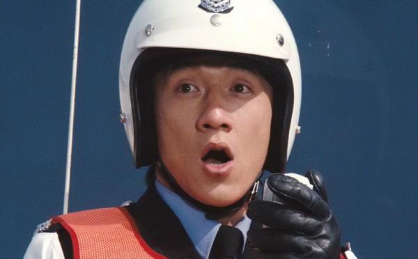 成龙经典动作电影海报与标志性功夫姿态