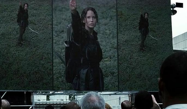 饥饿游戏电影合集海报，展现凯特尼斯·伊夫狄恩的英勇形象