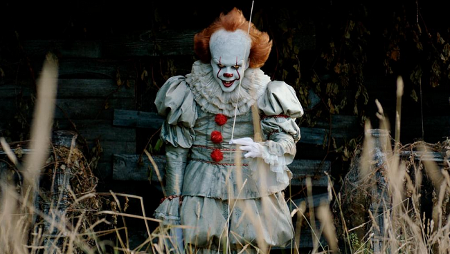 小丑回魂电影海报，潘尼怀斯的恐怖凝视