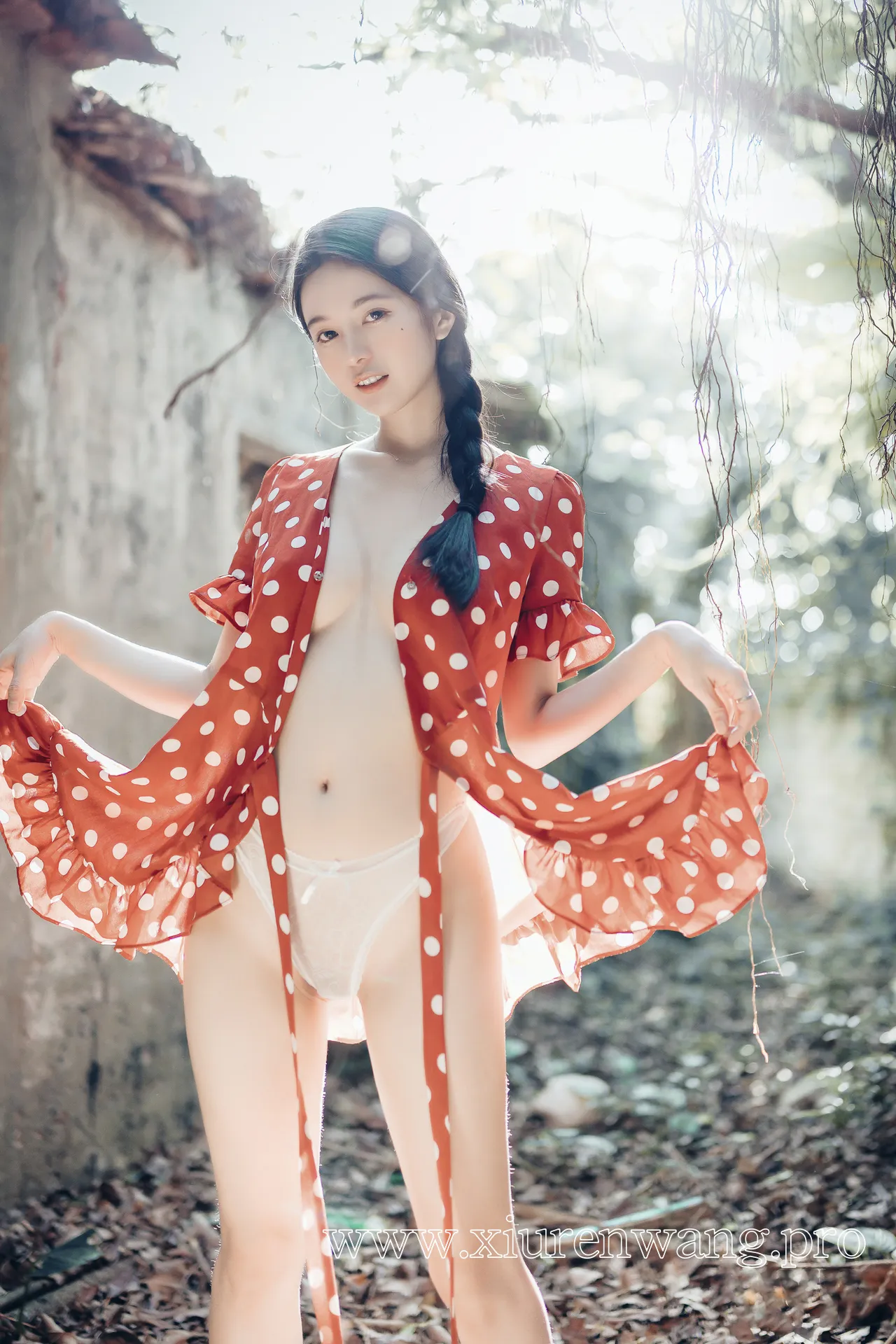 糯美子Mini般极致身材的户外人像构图