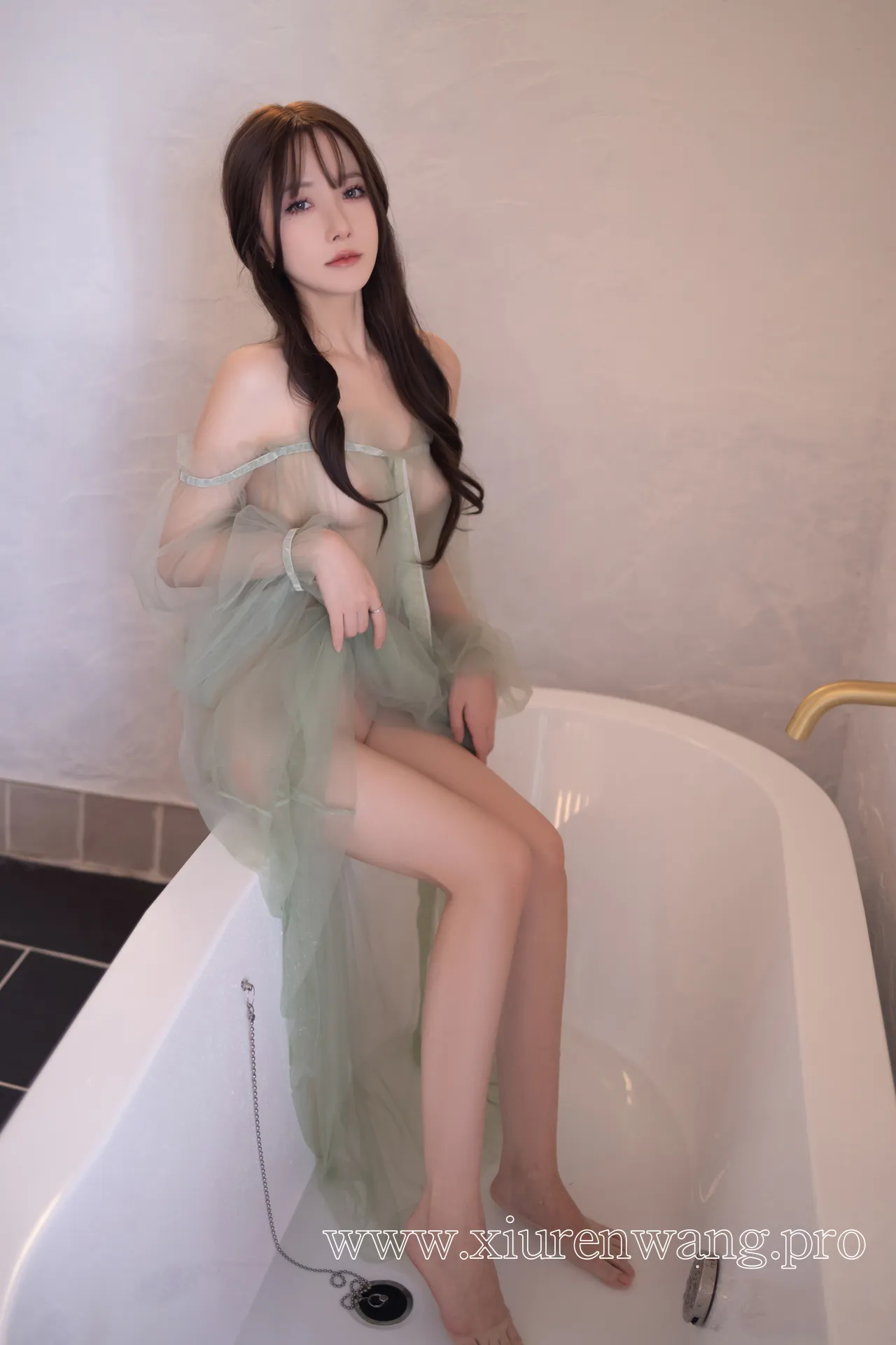 雅茹老师风格对比下的秀人名模鱼子酱Fish写真