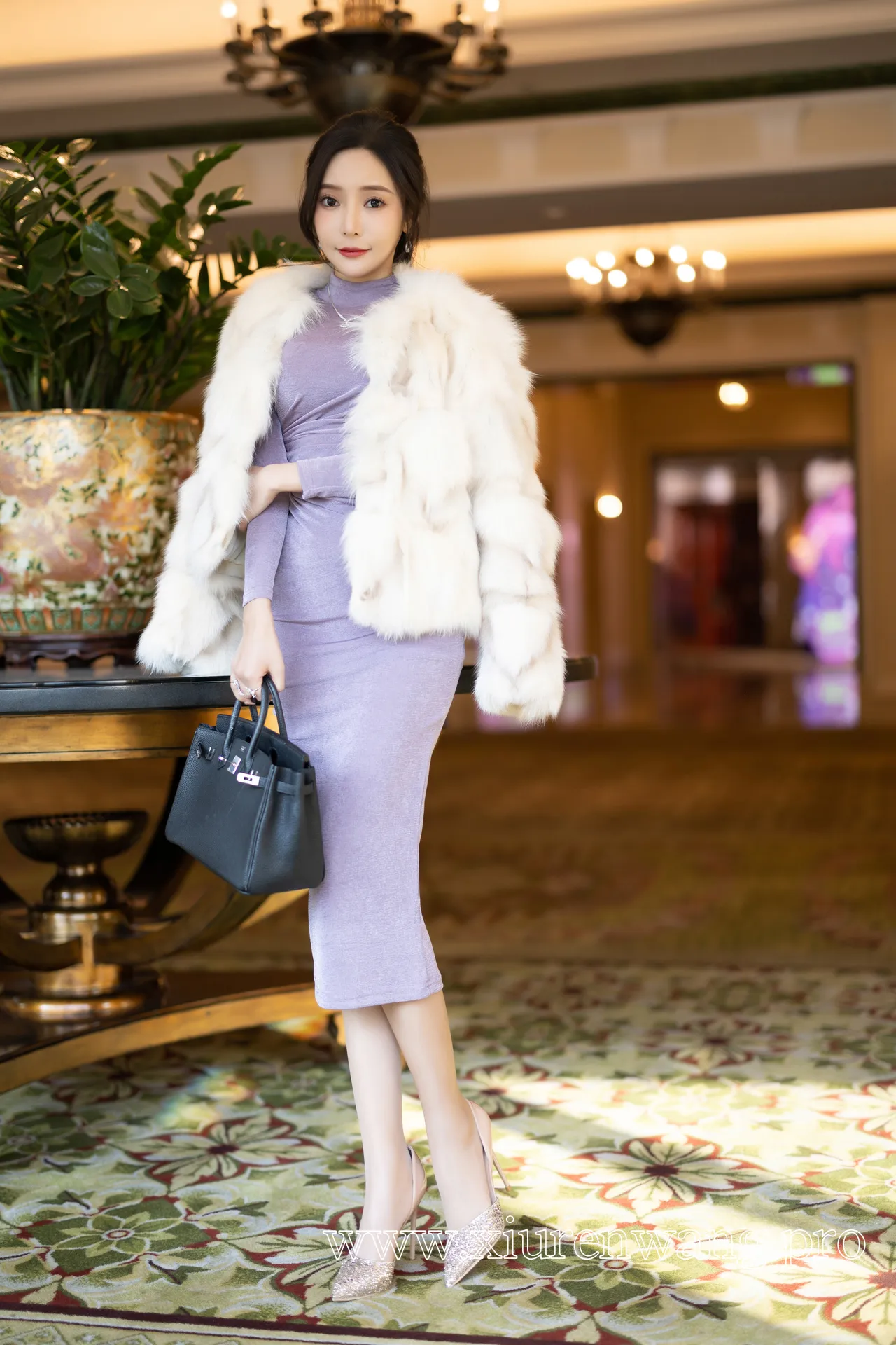 [精品]王馨瑶Yanni最新更新！皮草紫色裙子内购套图在线看，经典作品合集一次看够