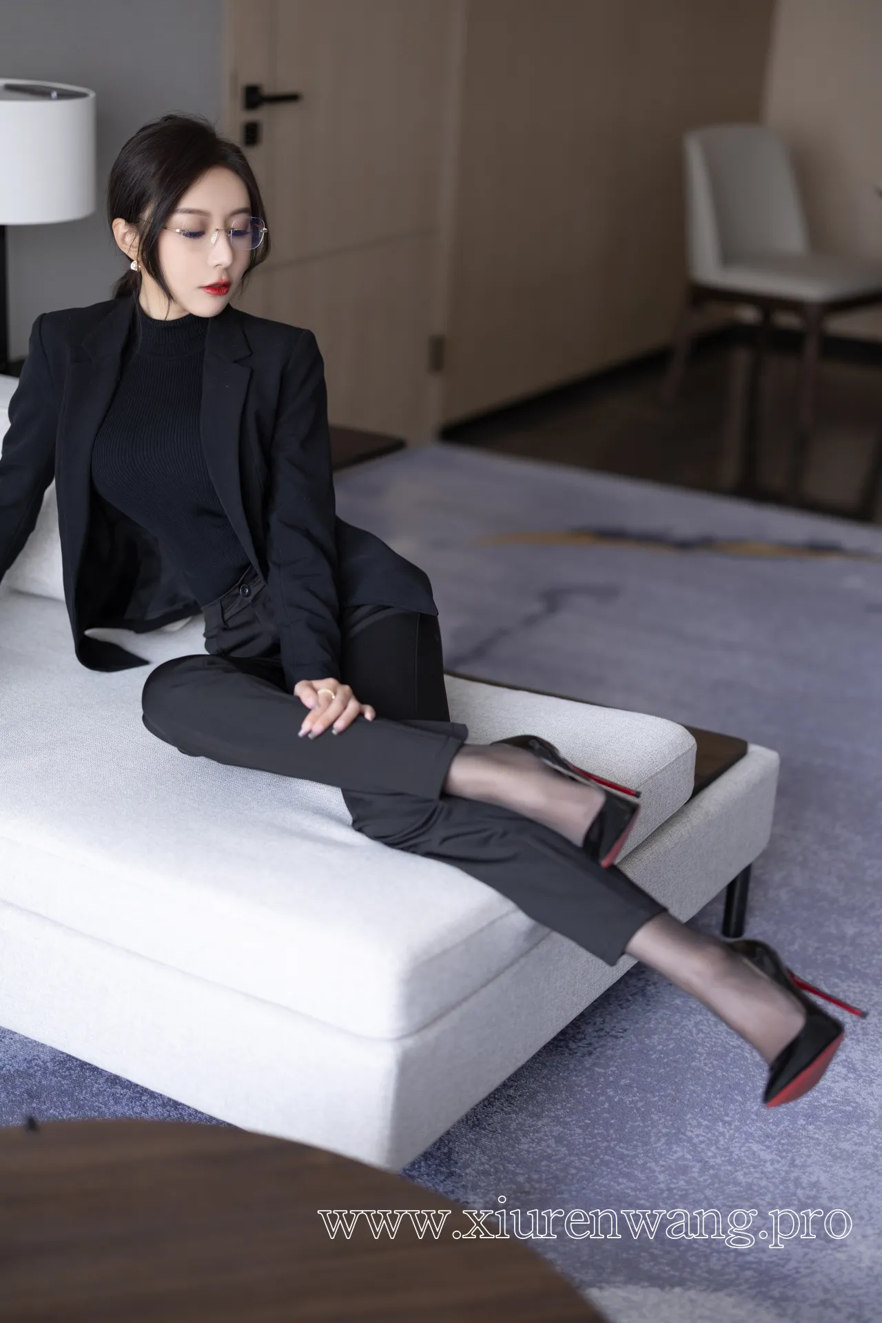 王馨瑶Yanni演绎黑色西装加西裤高启兰与抖娘-利世风格对比