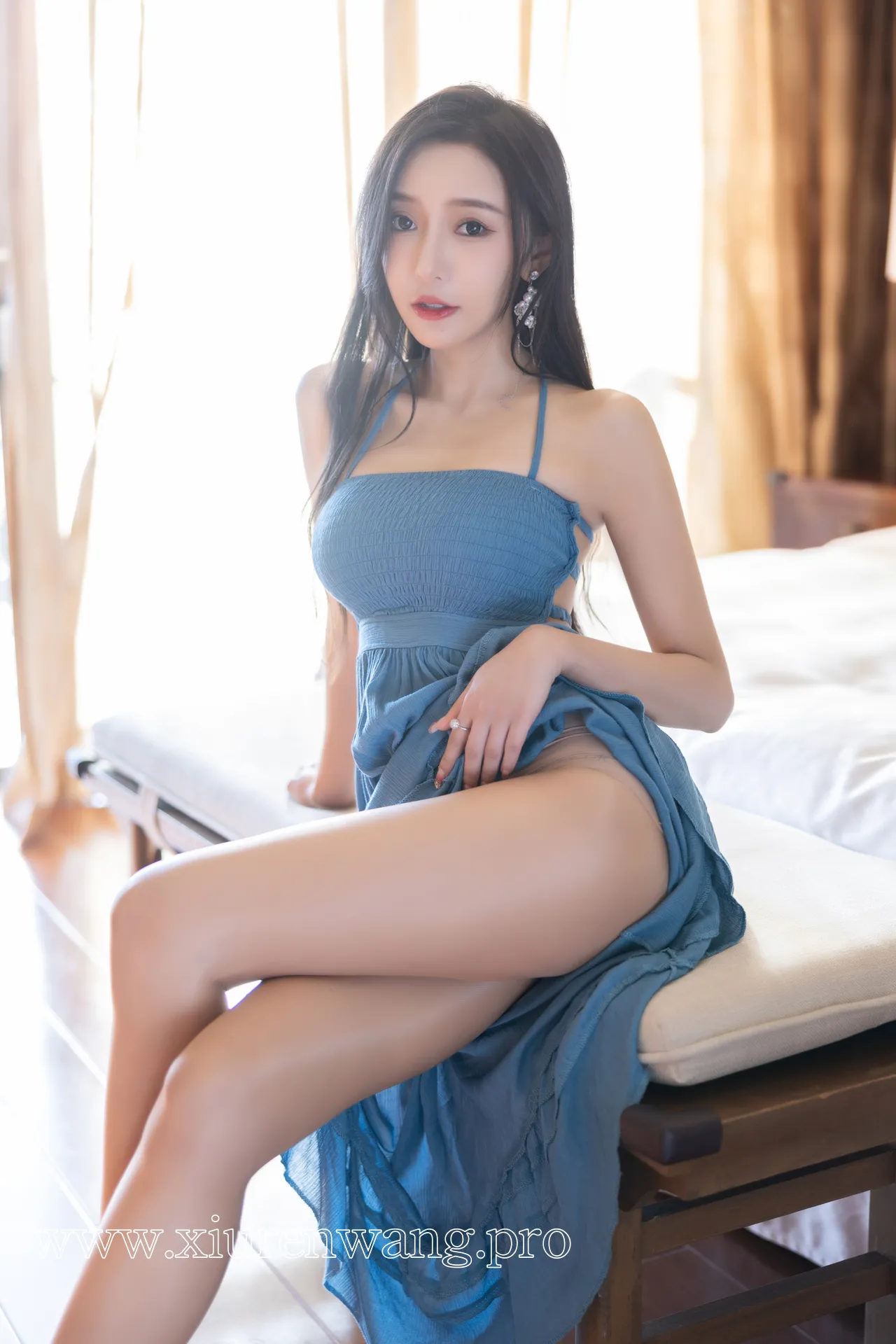 王馨瑶Yanni – 蓝色露背连衣裙时尚大片