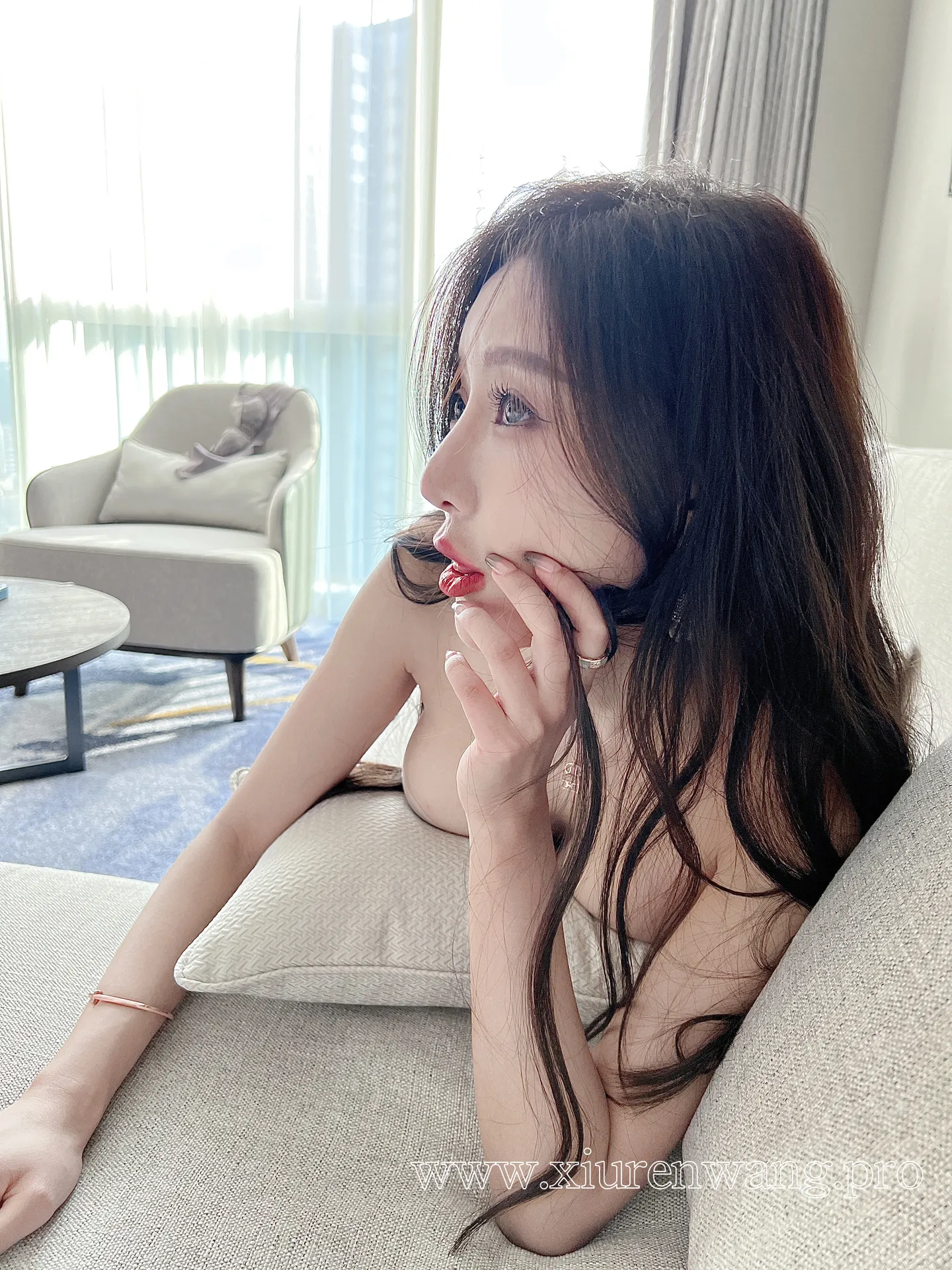 [精品]王馨瑶Yanni最新更新！双色上衣黑色鱼尾裙cos套图在线观看，作品合集速戳