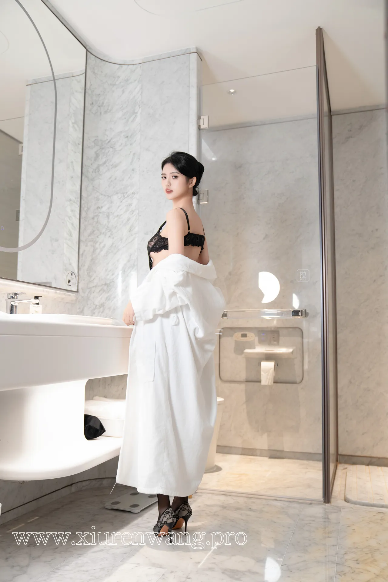 [精品]浅浅Danny性感黑白蕾丝套图上线！最新作品合集在线观看指南