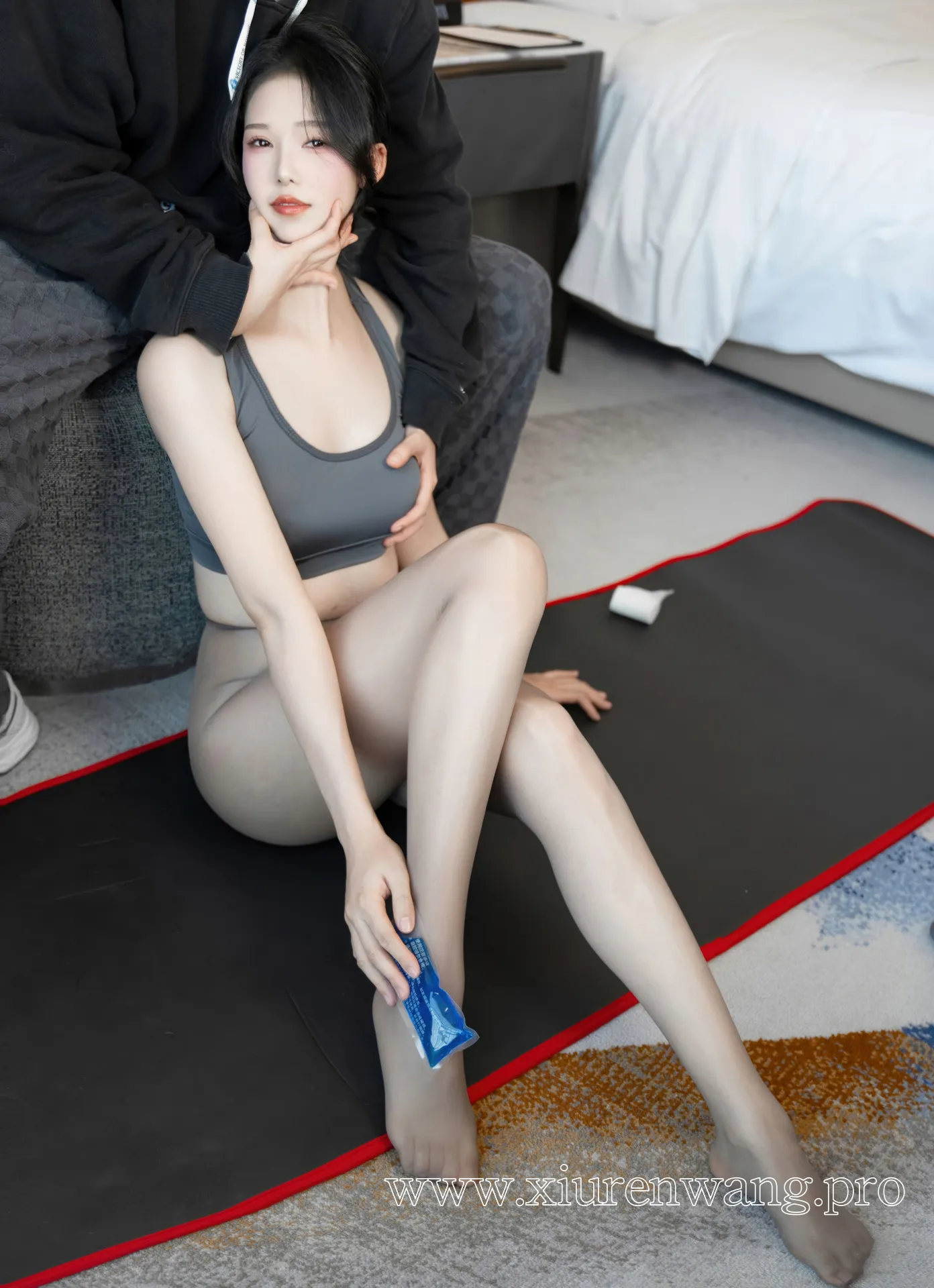 辰辰与利世的穿搭美学：普通人如何借鉴灰色瑜伽服