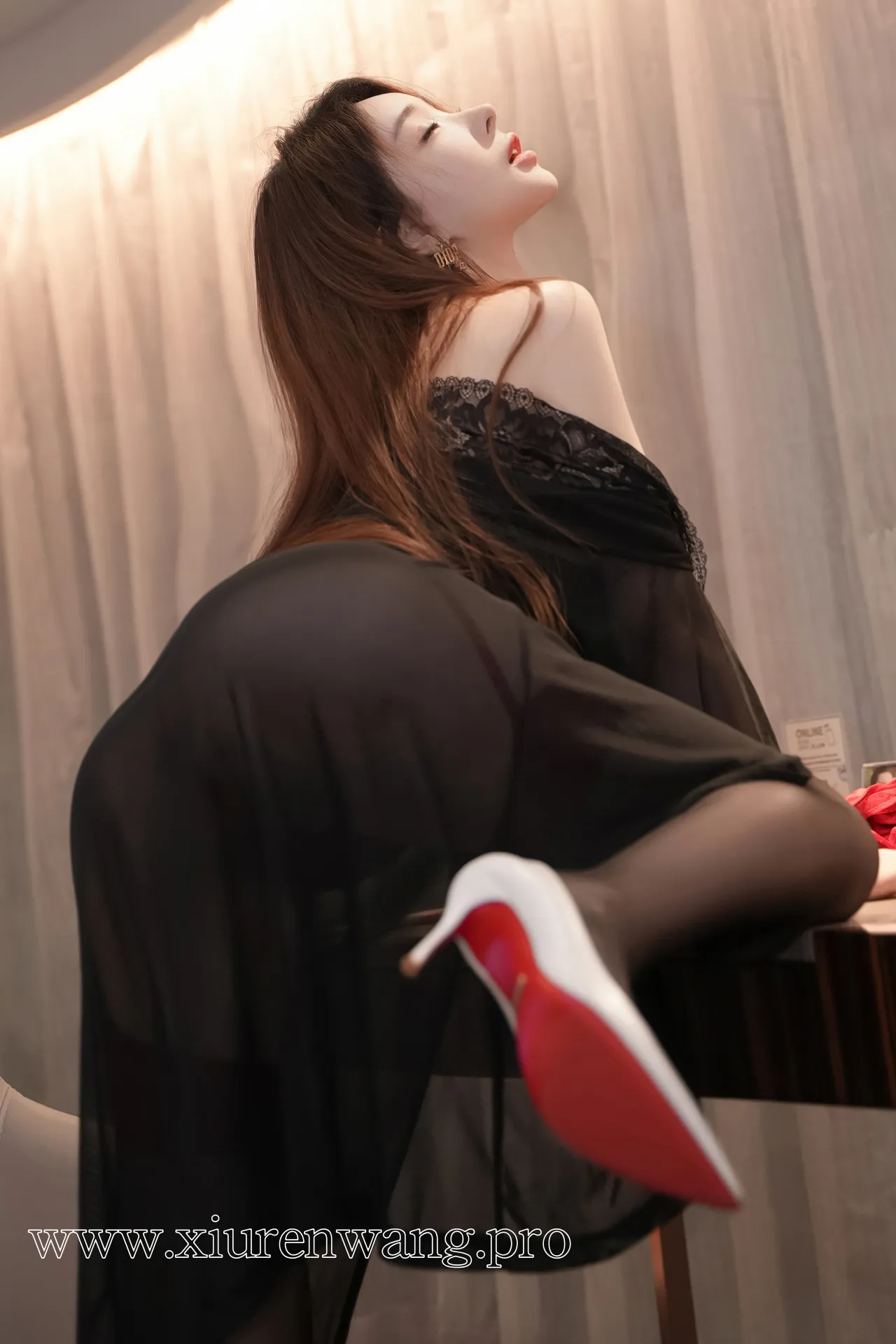 [精品]雨儿baby红色吊带睡裙套图上线！最新作品合集在线观看指南