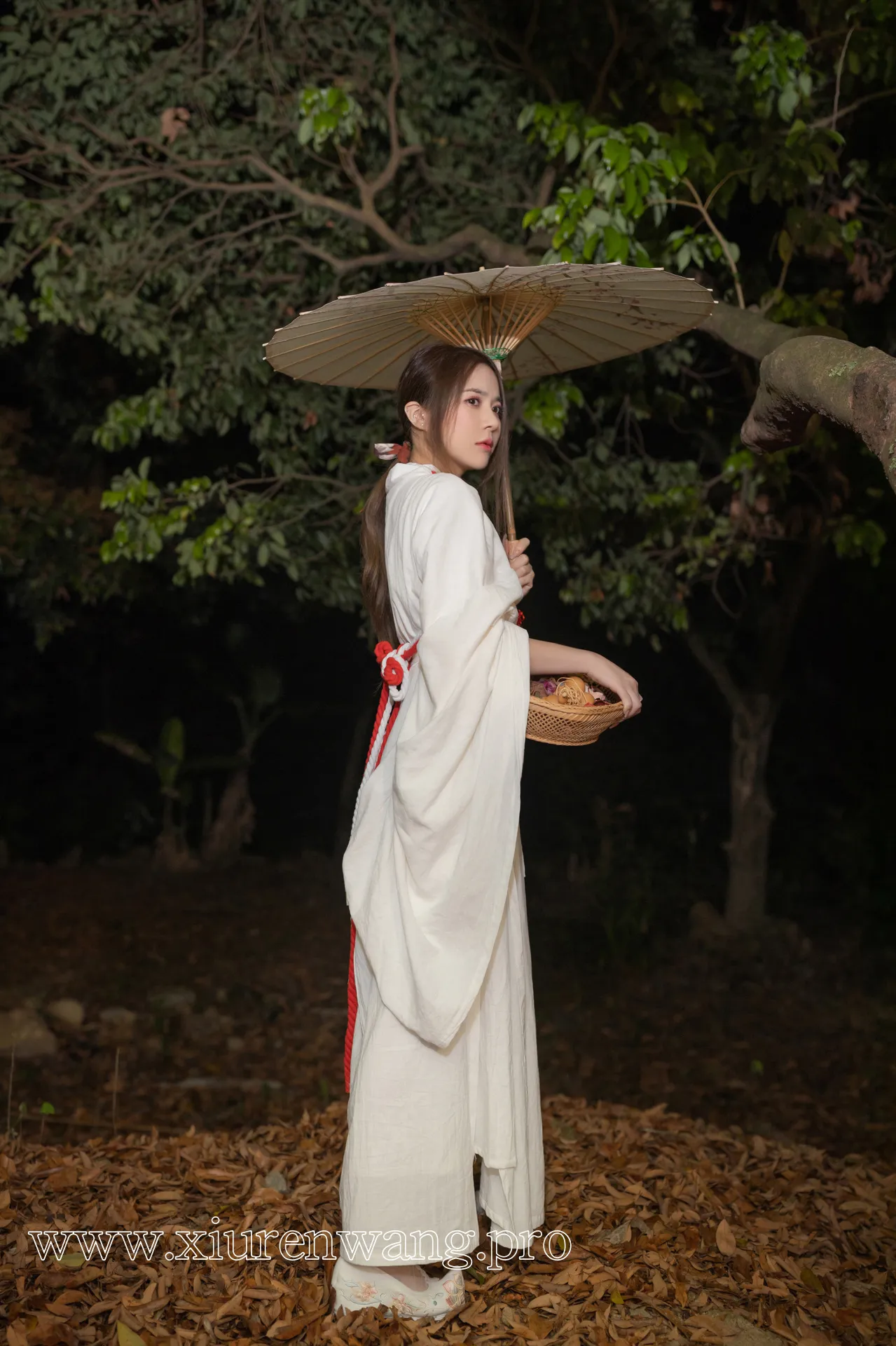 [精品]最新更新！秀人名模鱼子酱Fish《小树林的故事》cos套图上线，作品合集在线观看指南