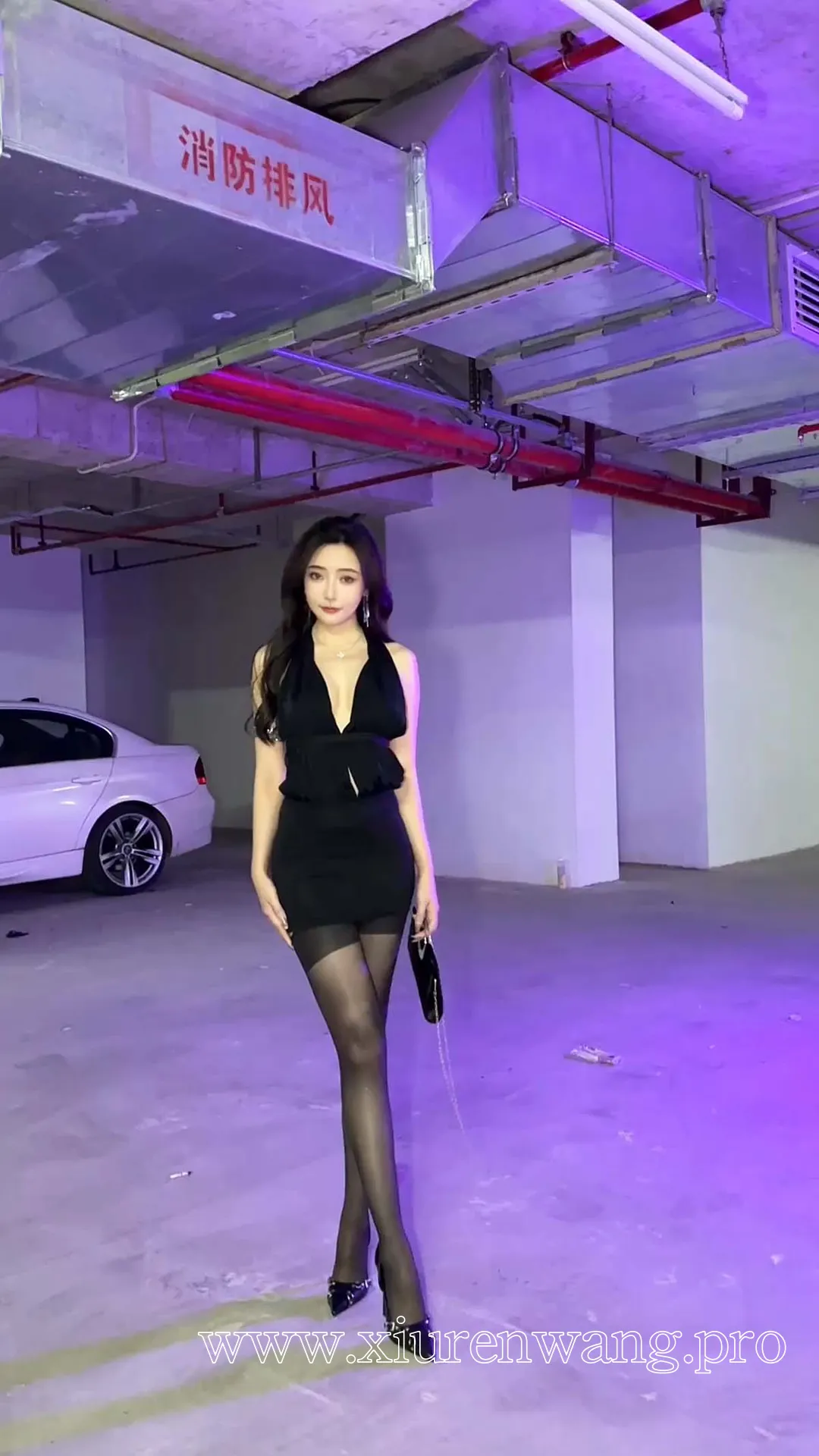 [精品]王馨瑶Yanni黑色深V包臀挂脖裙cos套图在线看！最新更新作品合集解锁颜值暴击