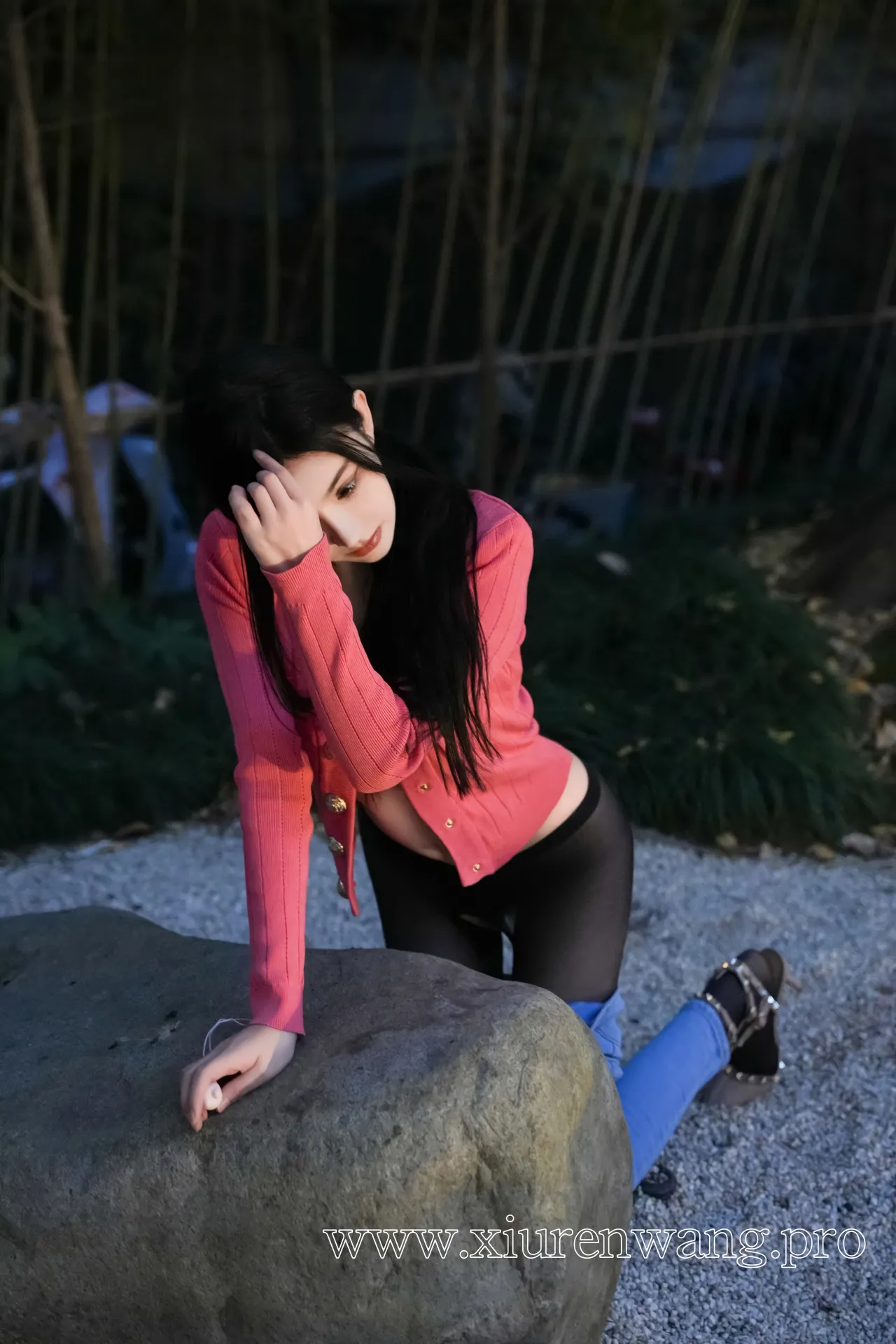 [精品]龙雪儿最新更新！红衣牛仔裤cos套图作品合集在线观看