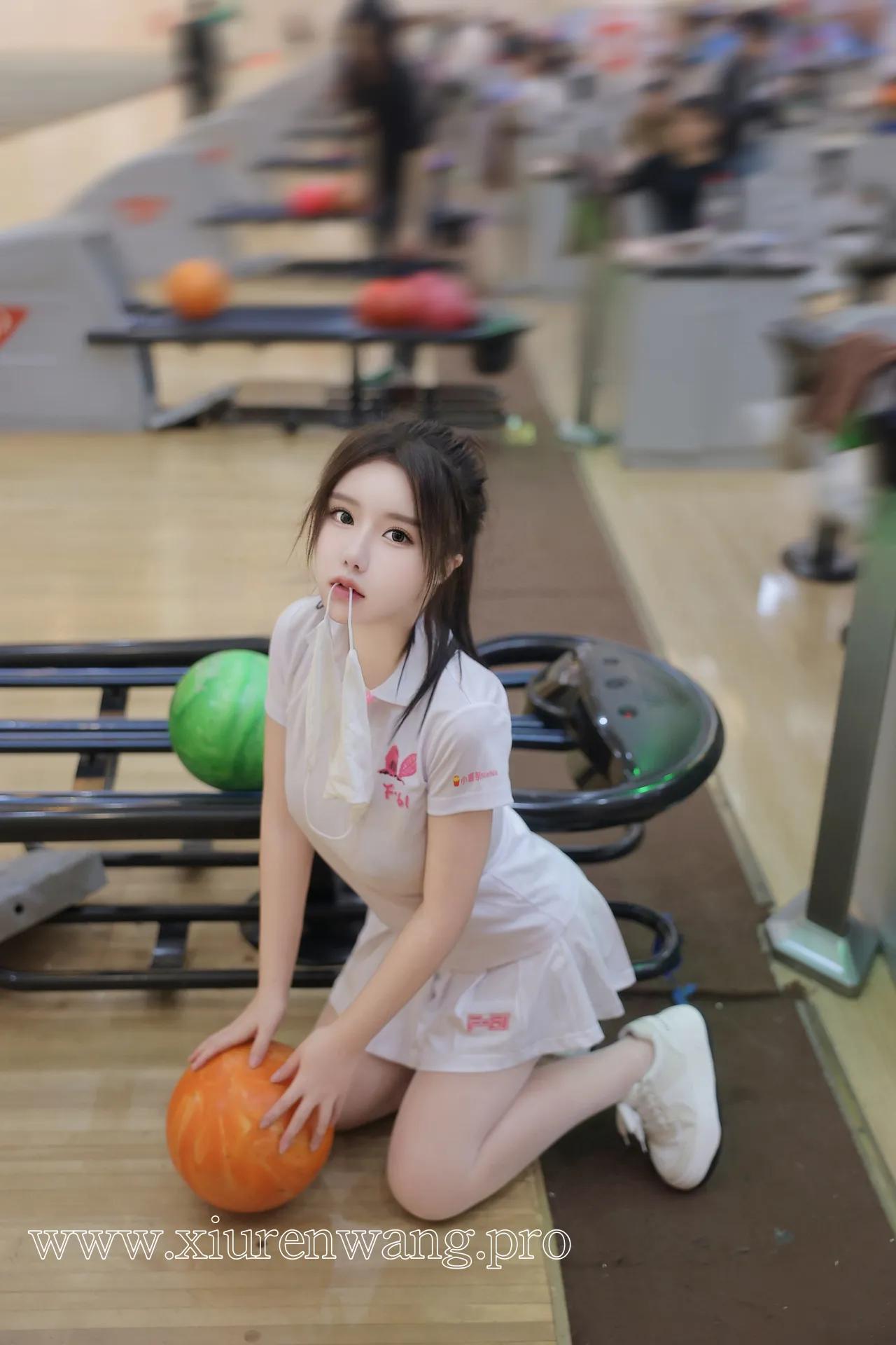 从保龄球馆到私房视角：小薯条与周妍希&雨儿酱eve的场景美学