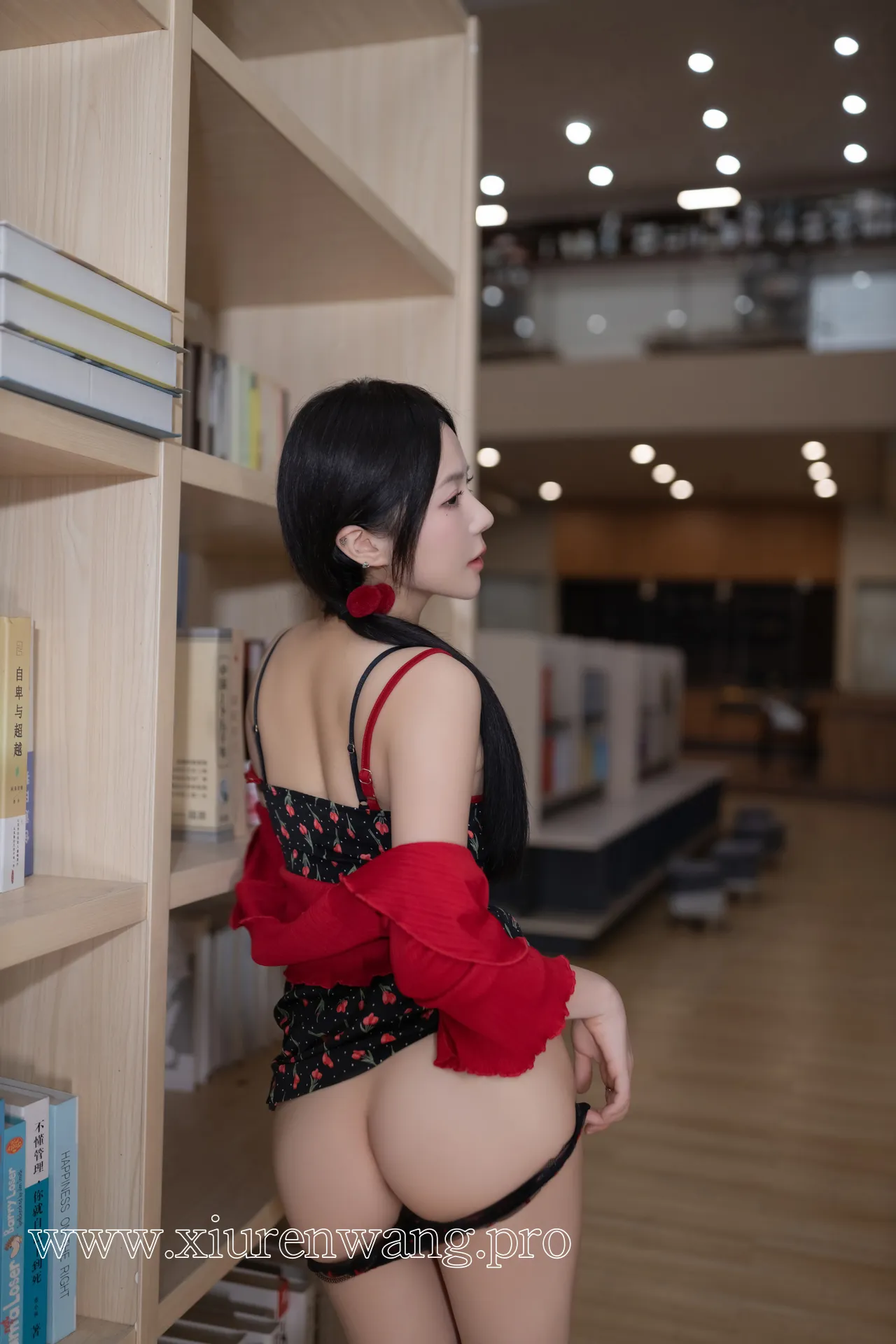 [精品]鱼子酱Fish《图书馆》cos套图最新更新！在线观看+作品合集解锁秀人名模魅力