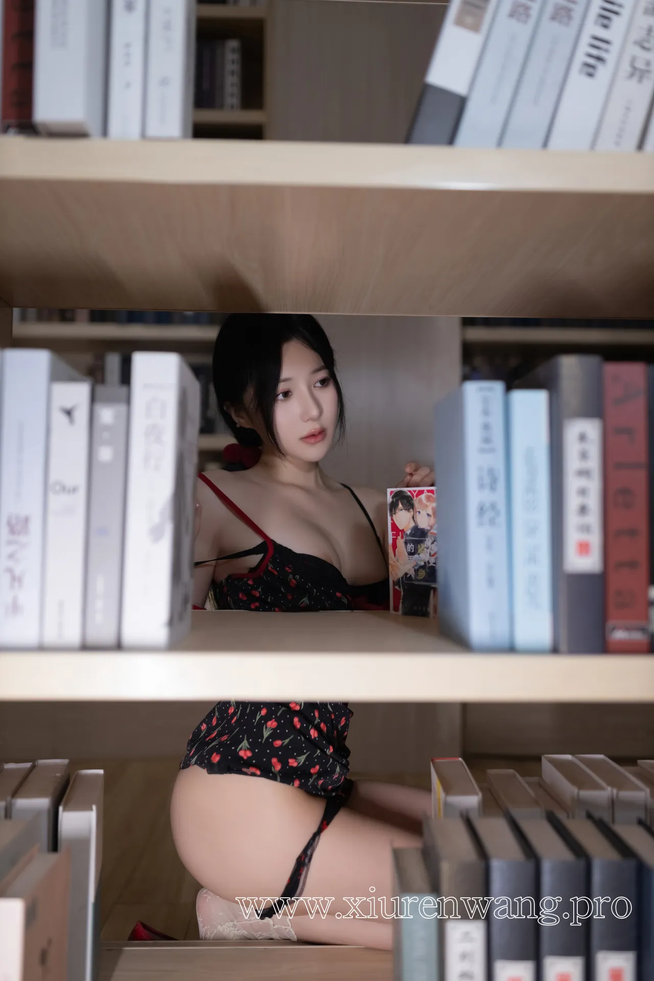 [精品]鱼子酱Fish《图书馆》cos套图最新更新！在线观看+作品合集解锁秀人名模魅力