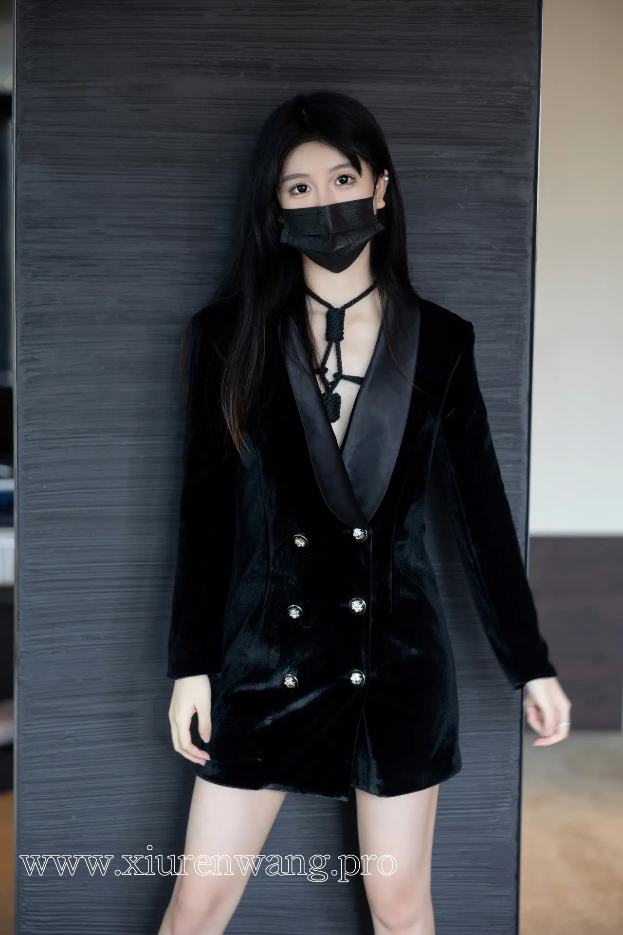 袁圆的大气风格与谢小蒽(幼幼)黑色绳缚写真的构图分析