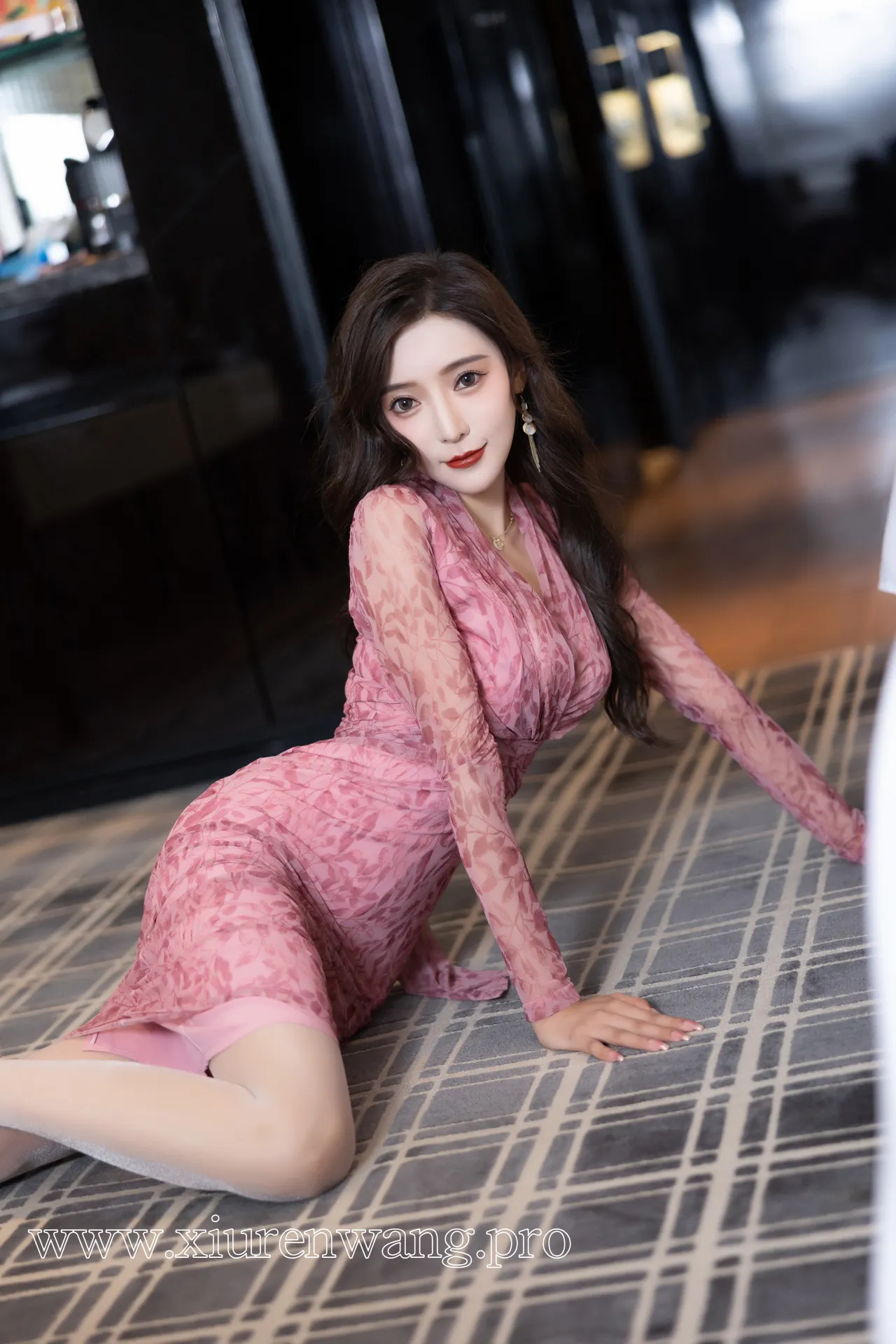 [精品]最新更新！王馨瑶Yanni粉色包臀碎花裙cos套图作品合集，在线观看解锁惊艳瞬间