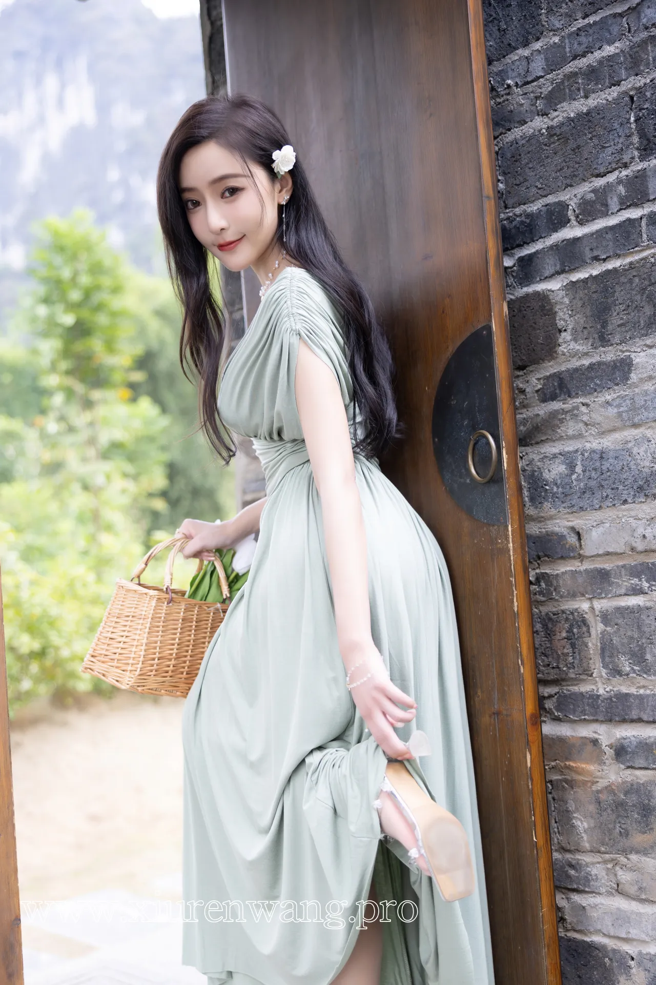 [精品]王馨瑶Yanni最新更新！豆绿色连衣裙+白色泳衣cos套图在线观看，作品合集惊艳上线