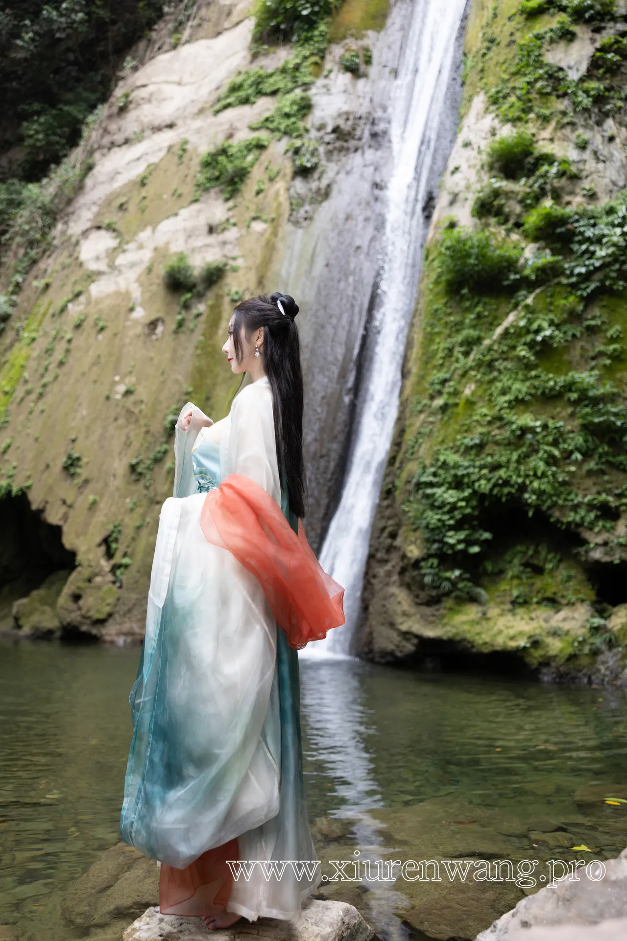 [精品]王馨瑶Yanni作品合集最新更新！绿色古装-瀑布cos套图在线观看指南