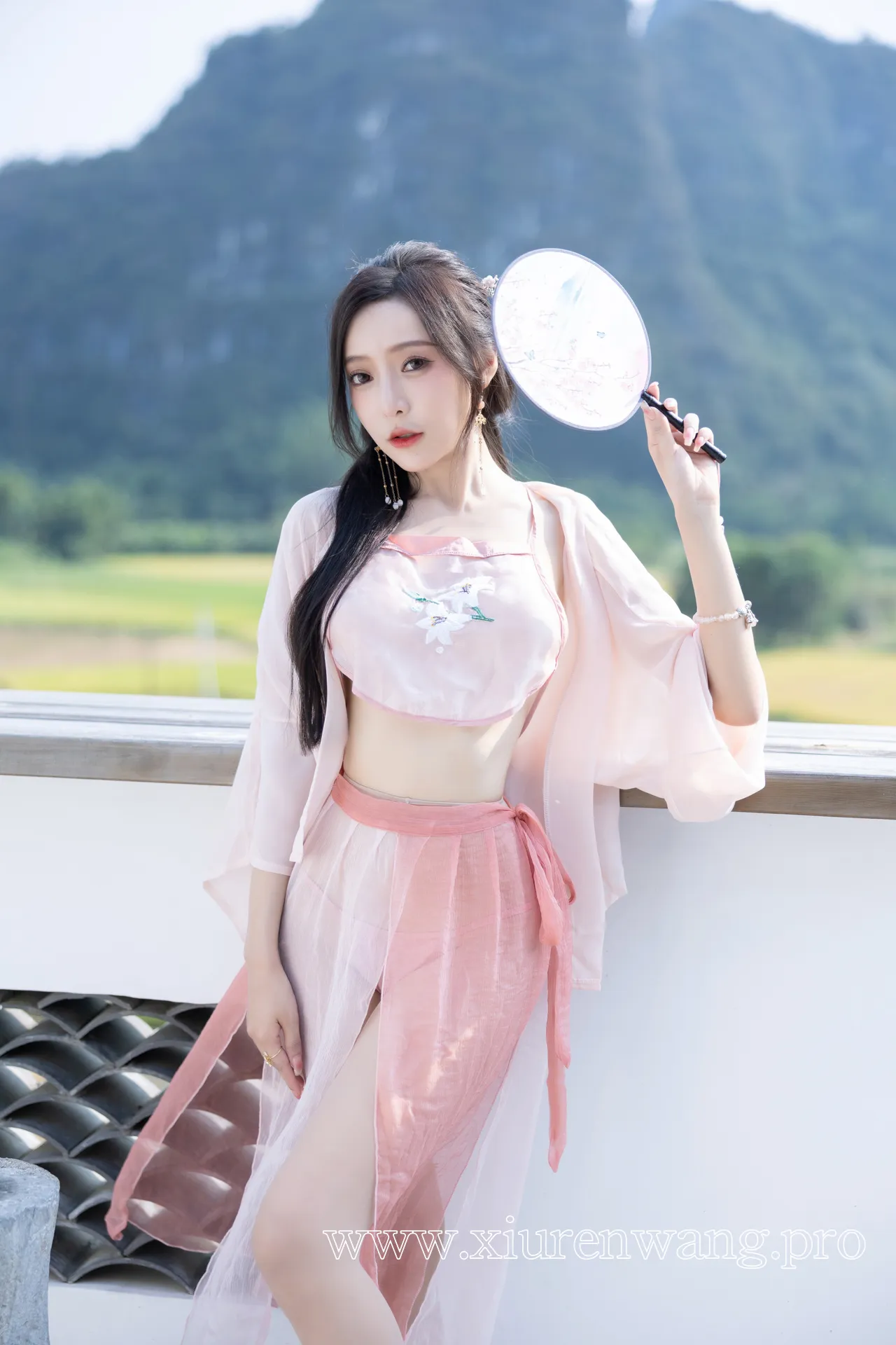 [精品]王馨瑶Yanni粉色古装情趣套图最新更新！作品合集在线观看指南