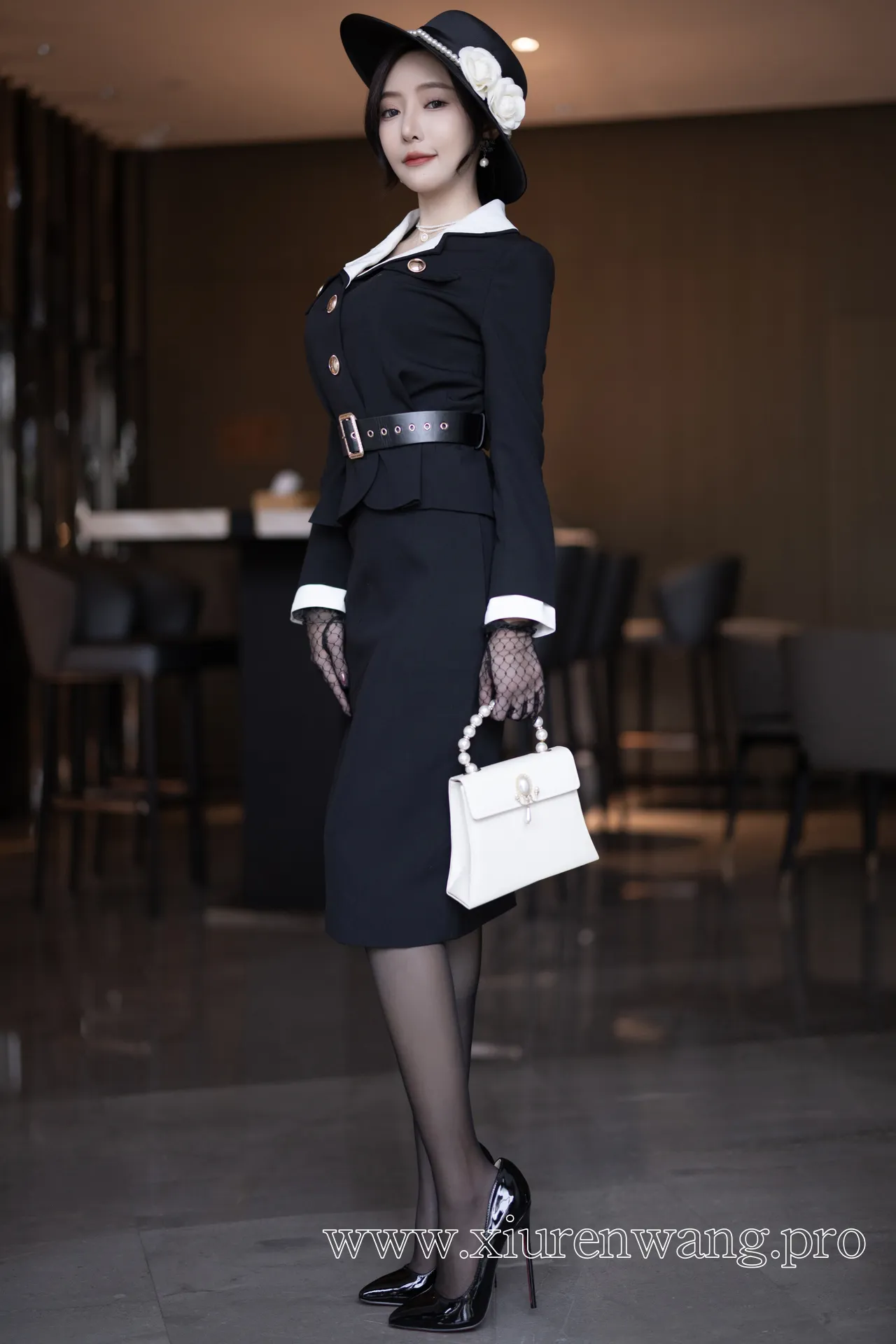 [精品]王馨瑶Yanni黑色西装复古cos套图合集：在线观看最新更新，解锁多元魅力