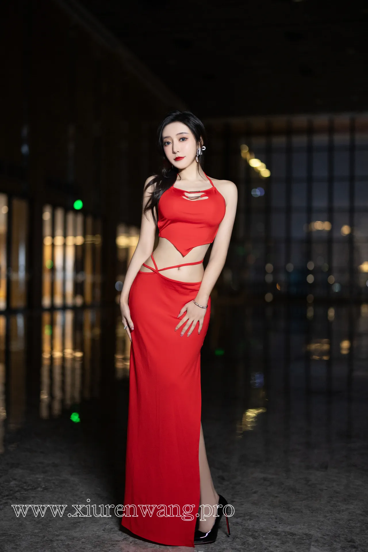 蛋蛋宝风格对比：王馨瑶Yanni红色裙子拼杏色毛毛情趣的成熟韵味