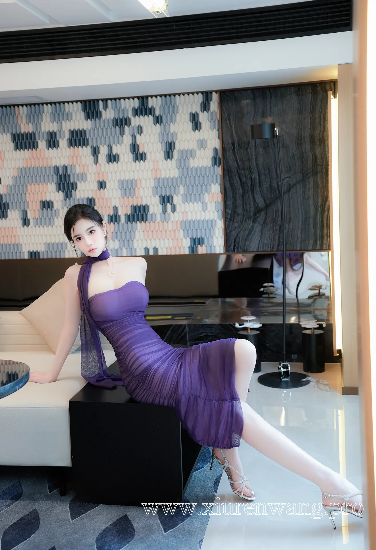 晚苏susu – 紫色礼裙 侧身剪裁细节展示