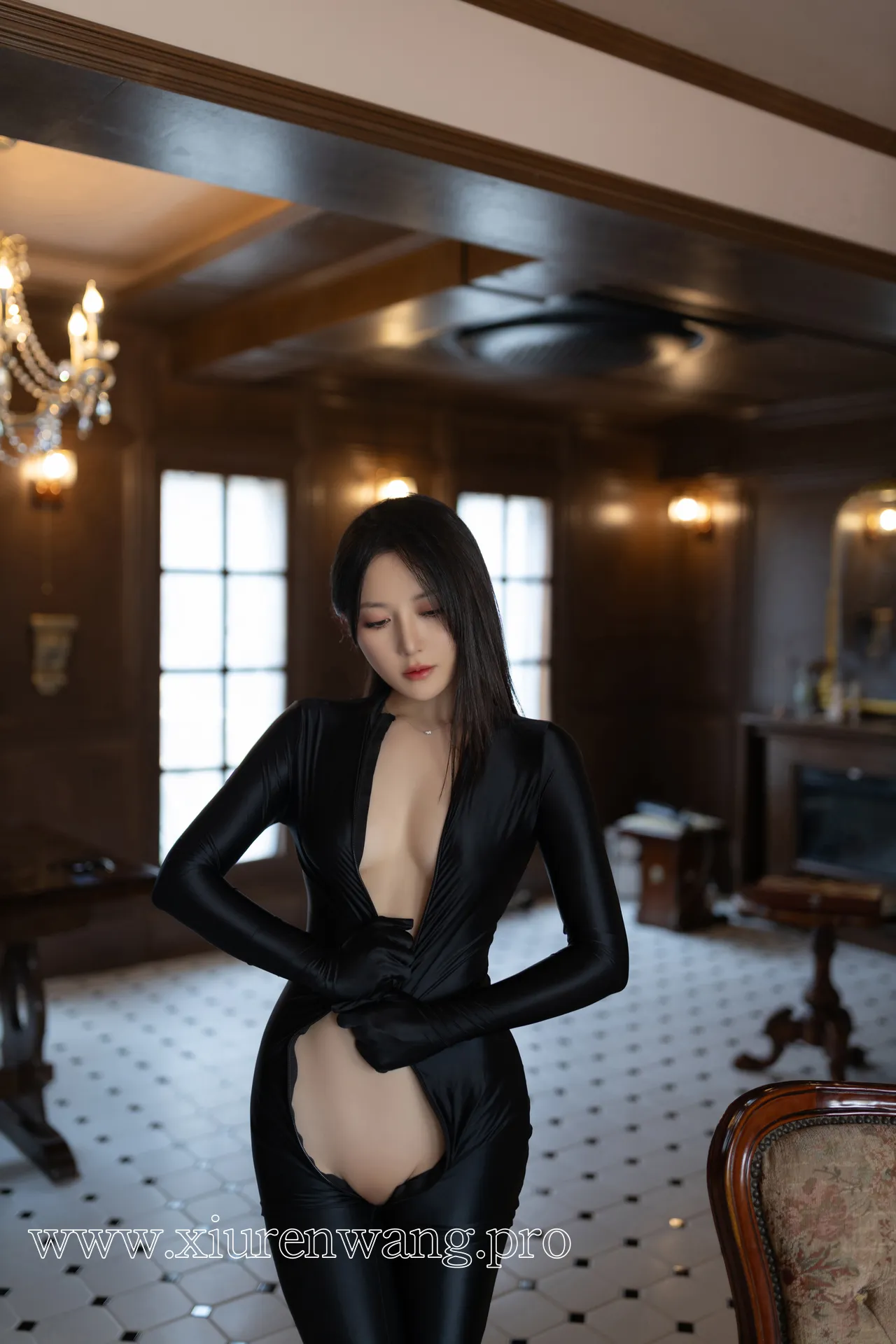 秀人名模鱼子酱Fish《彼岸花》写真开篇，展现徐若兮同款的高级冷艳感