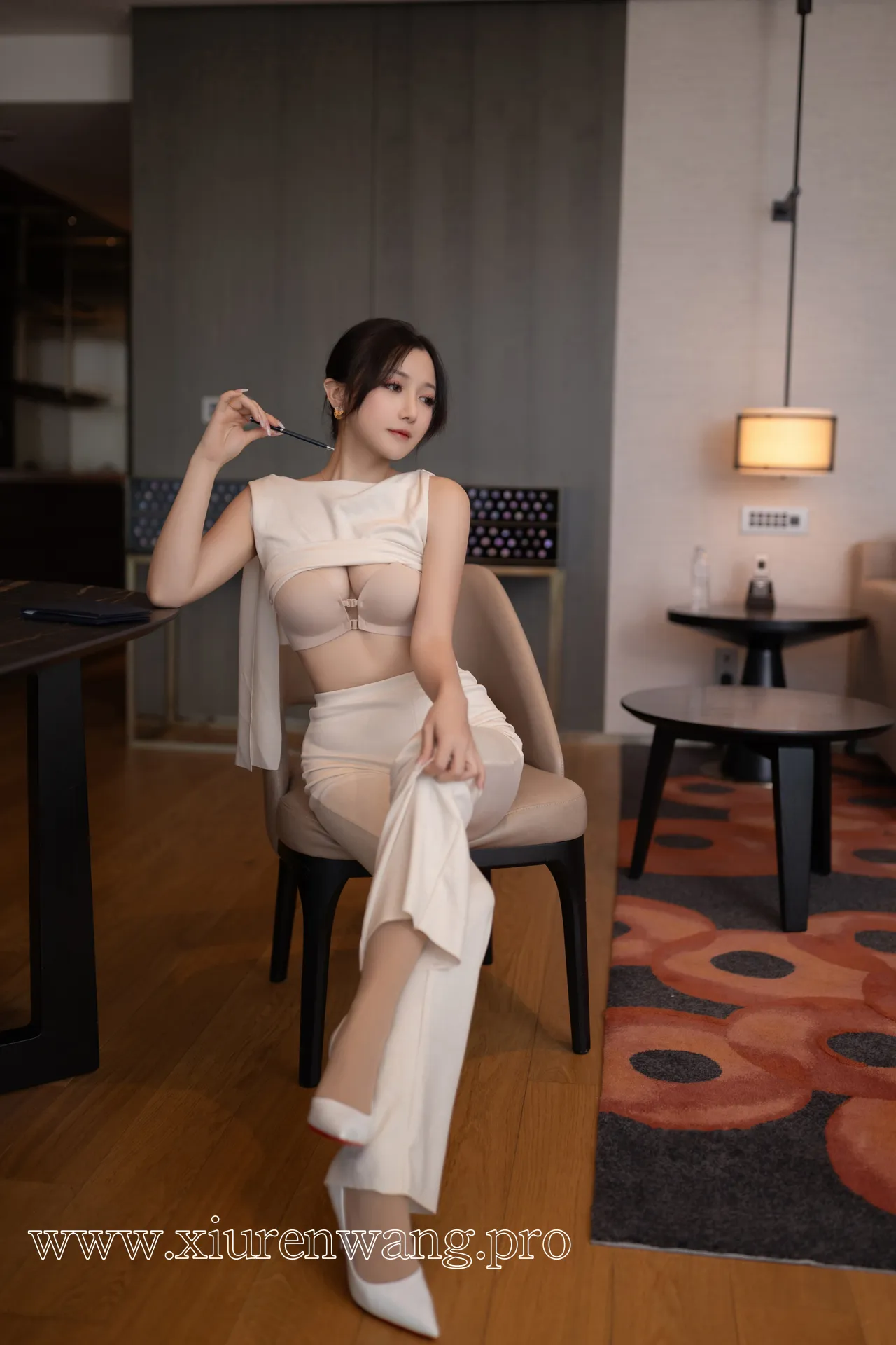 秀人名模鱼子酱Fish《职场女人》高清细节，展现丝袜与高跟鞋的搭配美学