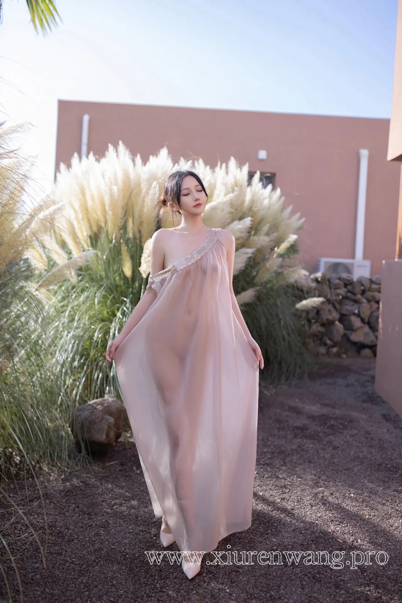 [精品]秀人名模鱼子酱Fish《抹胸芦苇女人》cos套图在线观看：作品合集最新更新，粉丝必追！