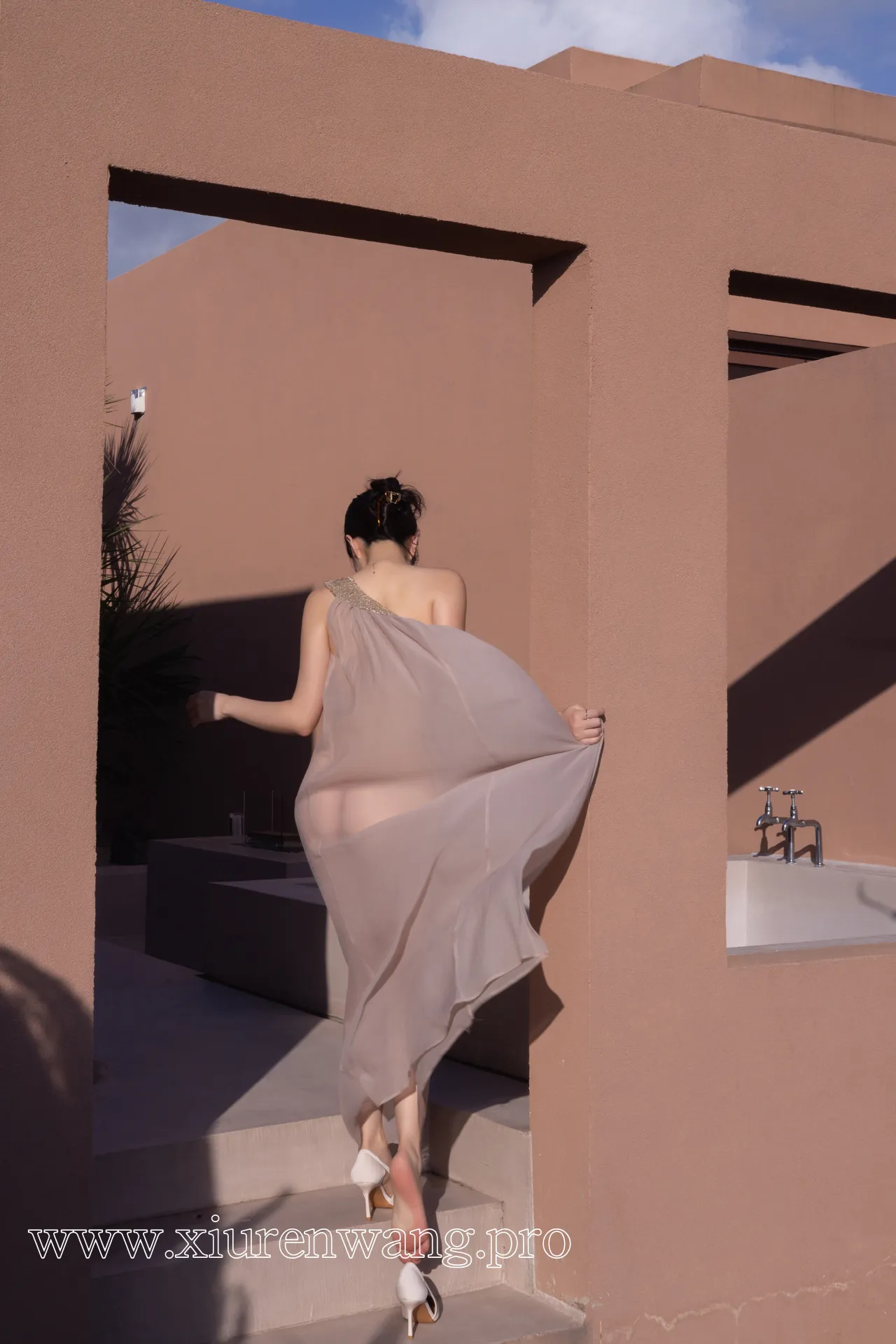 [精品]秀人名模鱼子酱Fish《抹胸芦苇女人》cos套图在线观看：作品合集最新更新，粉丝必追！