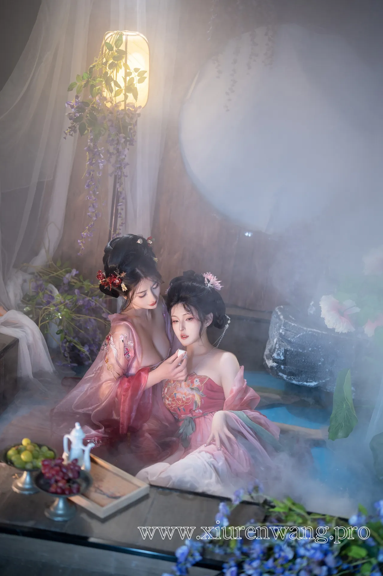 优优般的光影捕捉与情绪渲染，在瑶池洗凝脂作品中得到了极致体现