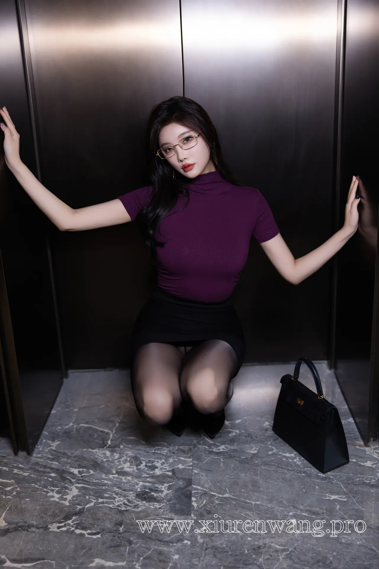 [精品]杨晨晨最新更新：紫色T恤cos套图在线观看，作品合集解锁二次元心动瞬间