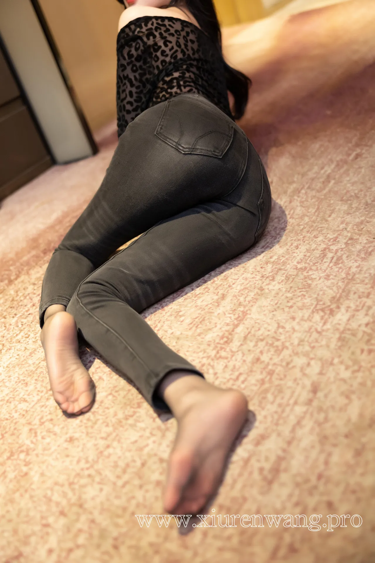 打造杨晨晨Yome – 黑色牛仔裤同款气质 严佳丽 甜妮 您的蛋蛋