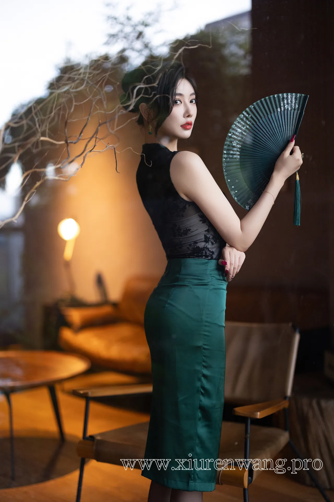 杨晨晨绿色长裙全身照，经典时尚风格与奶芙酱-EVA的二次元风格形成互补