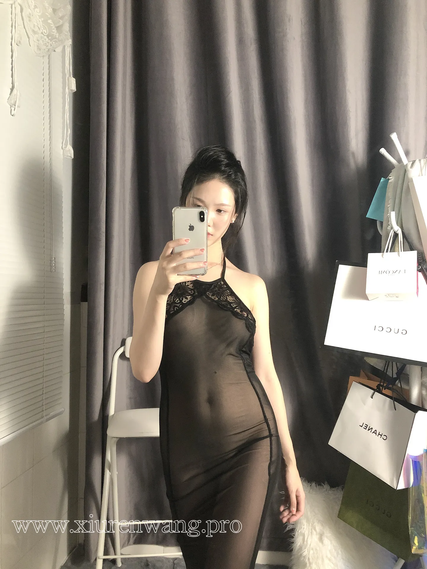 抖娘-利世 – 透视美学中的光影重叠
