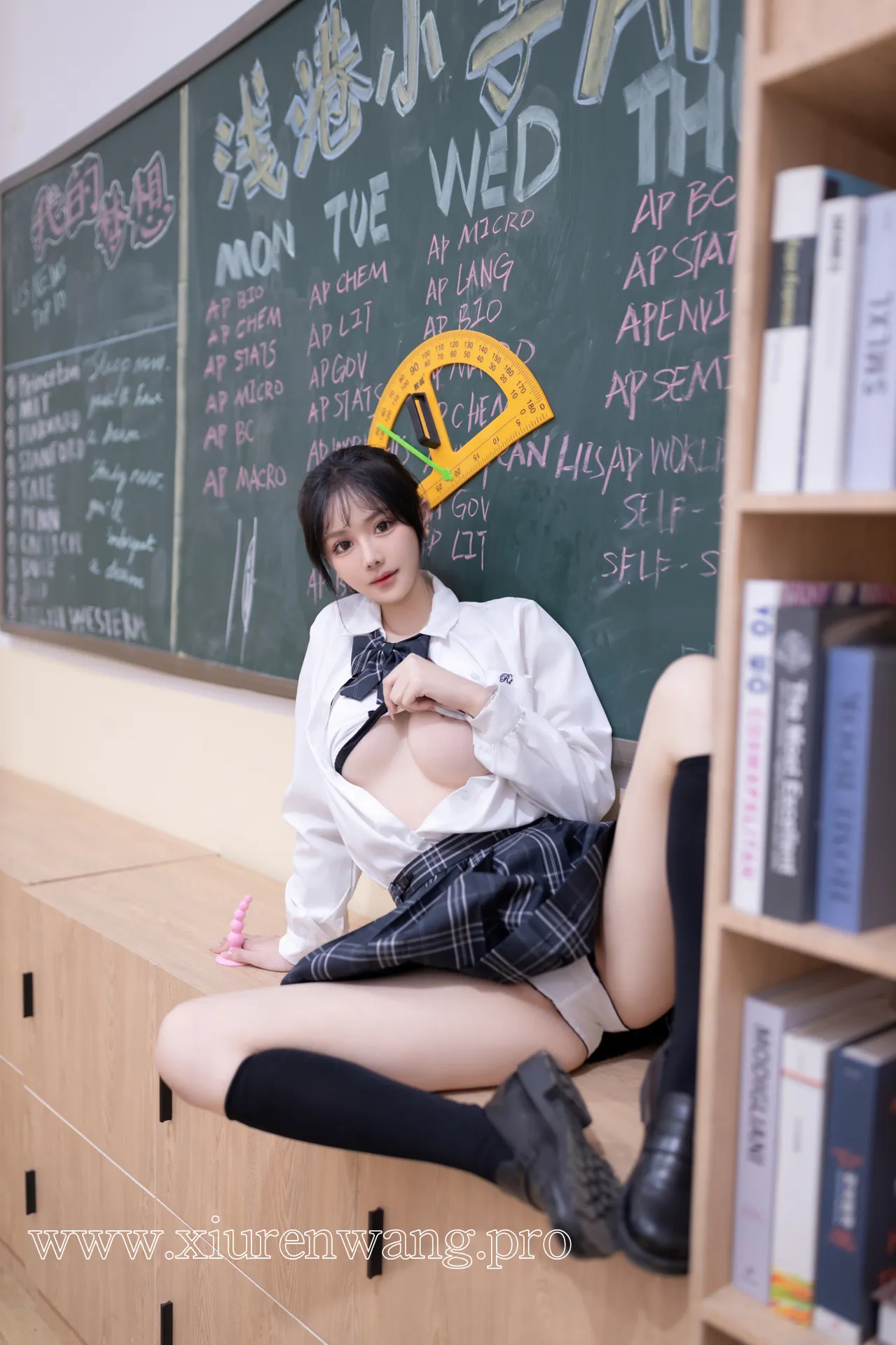 [精品]谢小蒽(幼幼)最新更新！教室调教写真套图在线观看，作品合集揭秘