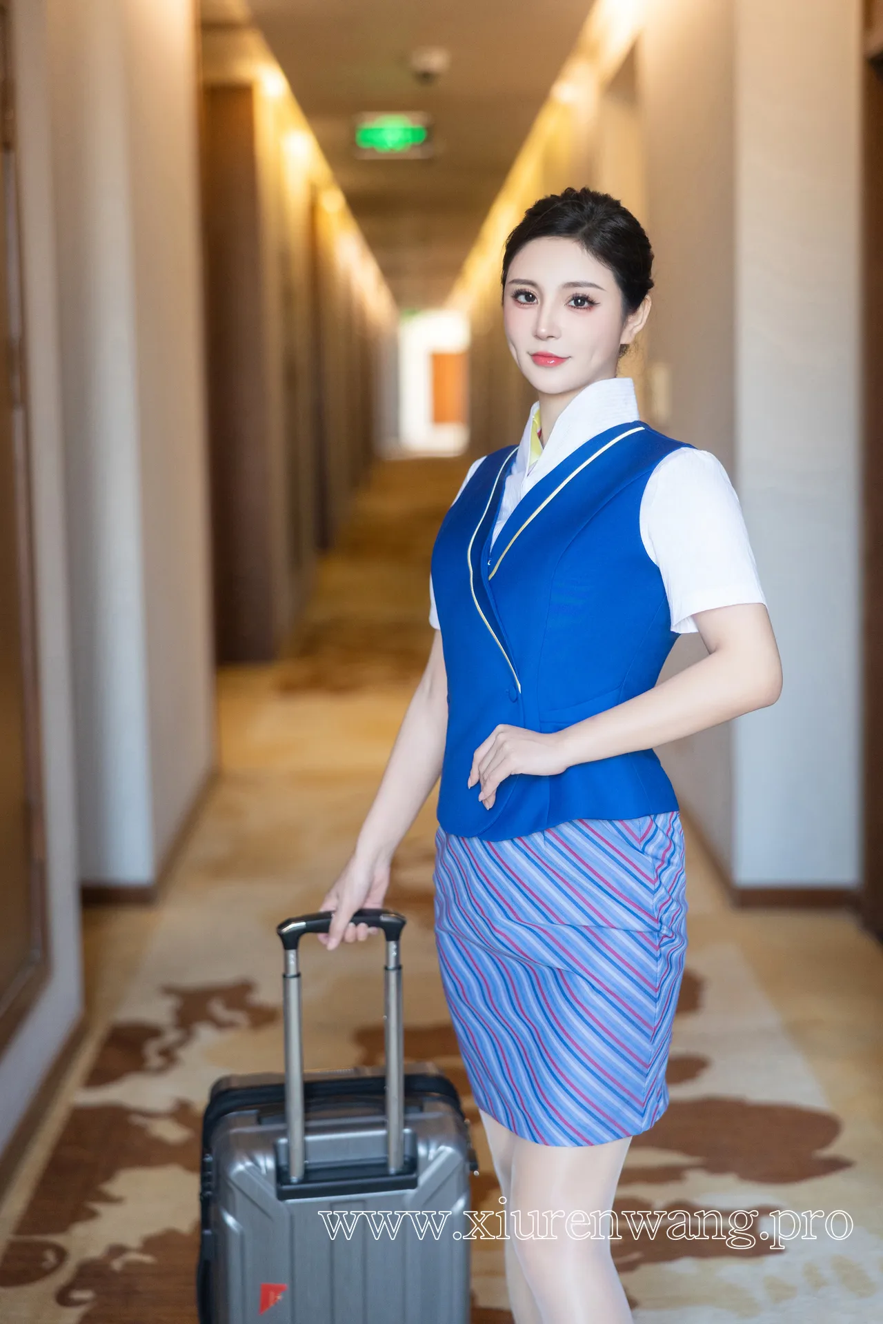 [精品]在线观看小蛮妖Yummy空姐制服cos套图！最新更新作品合集揭秘