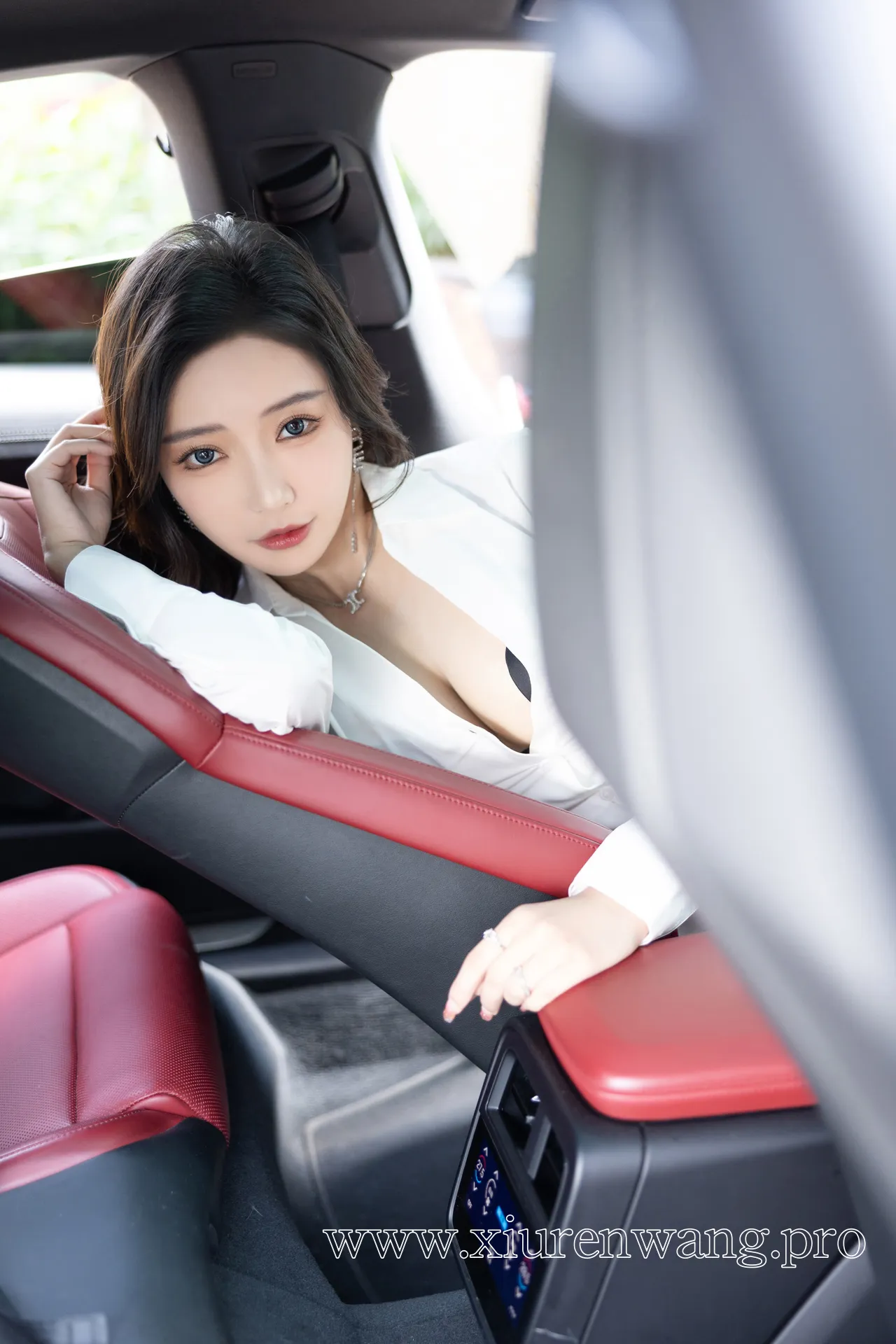 [精品]王馨瑶Yanni白色露背衬衣套图上线！最新更新作品合集在线观看指南