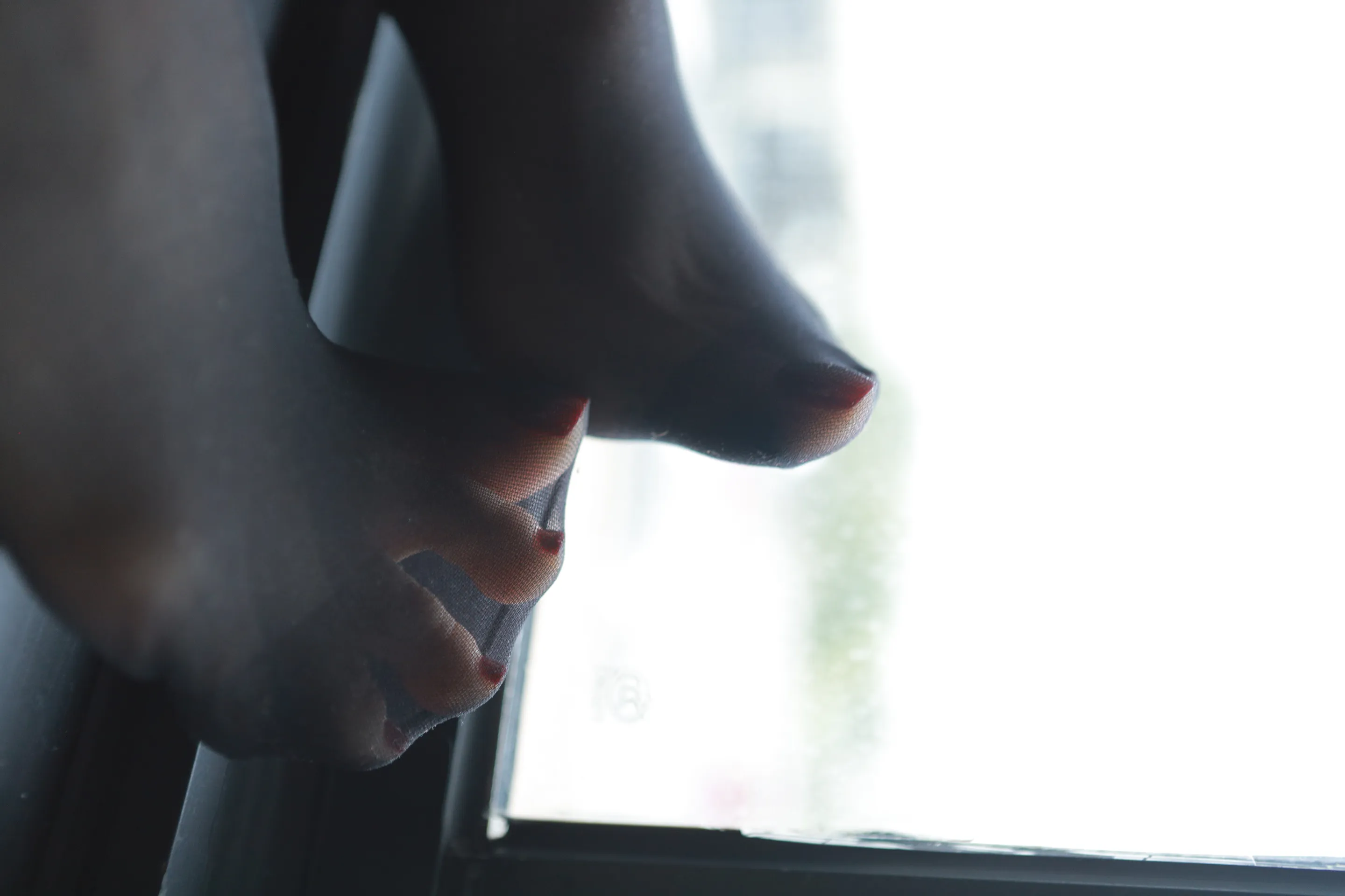 Sia不吃鱼身着经典女仆装，细节精致，眼神充满故事感