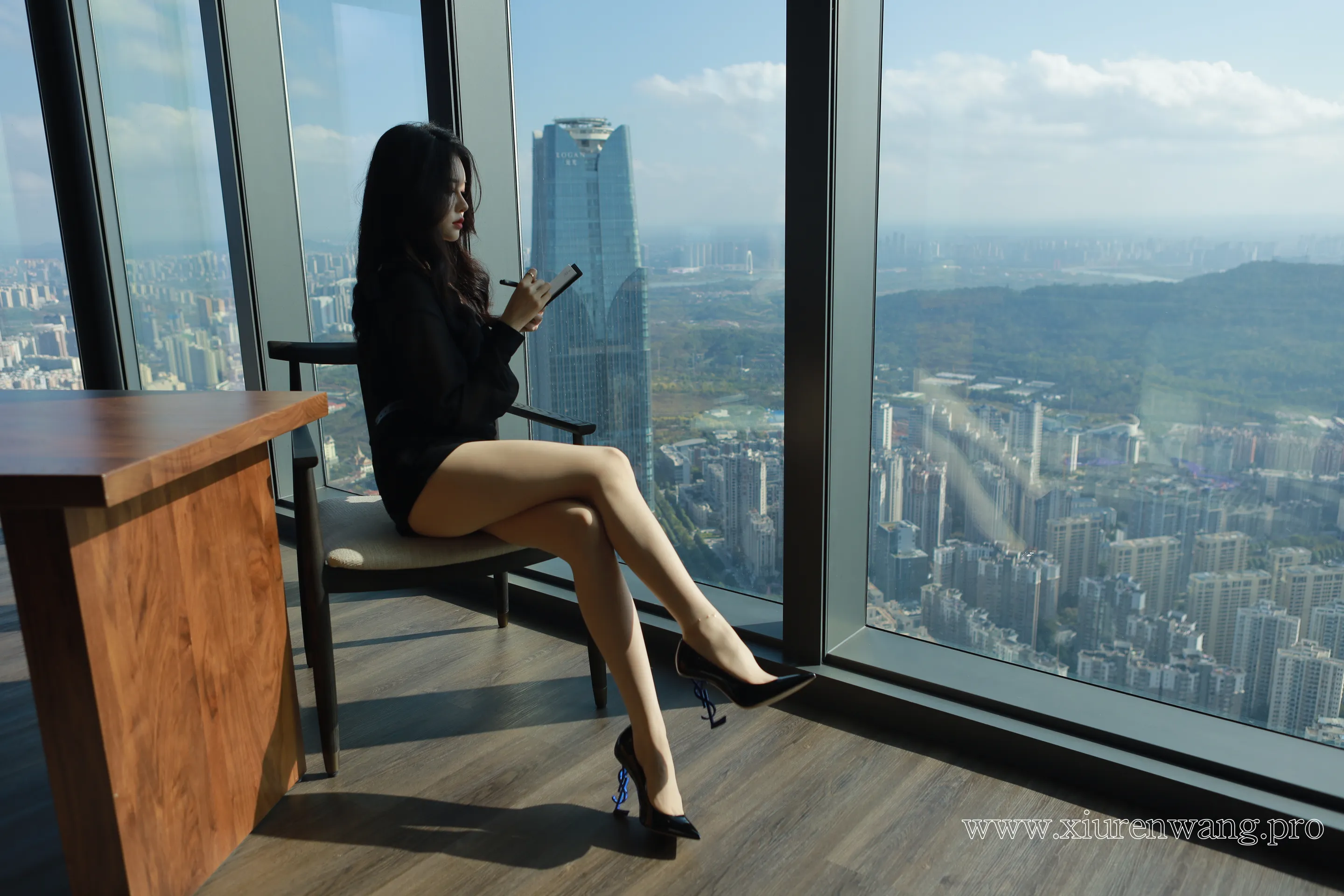 [精品]最新更新！Sia不吃鱼黑色系肉丝OL作品合集上线，高清cos套图在线观看