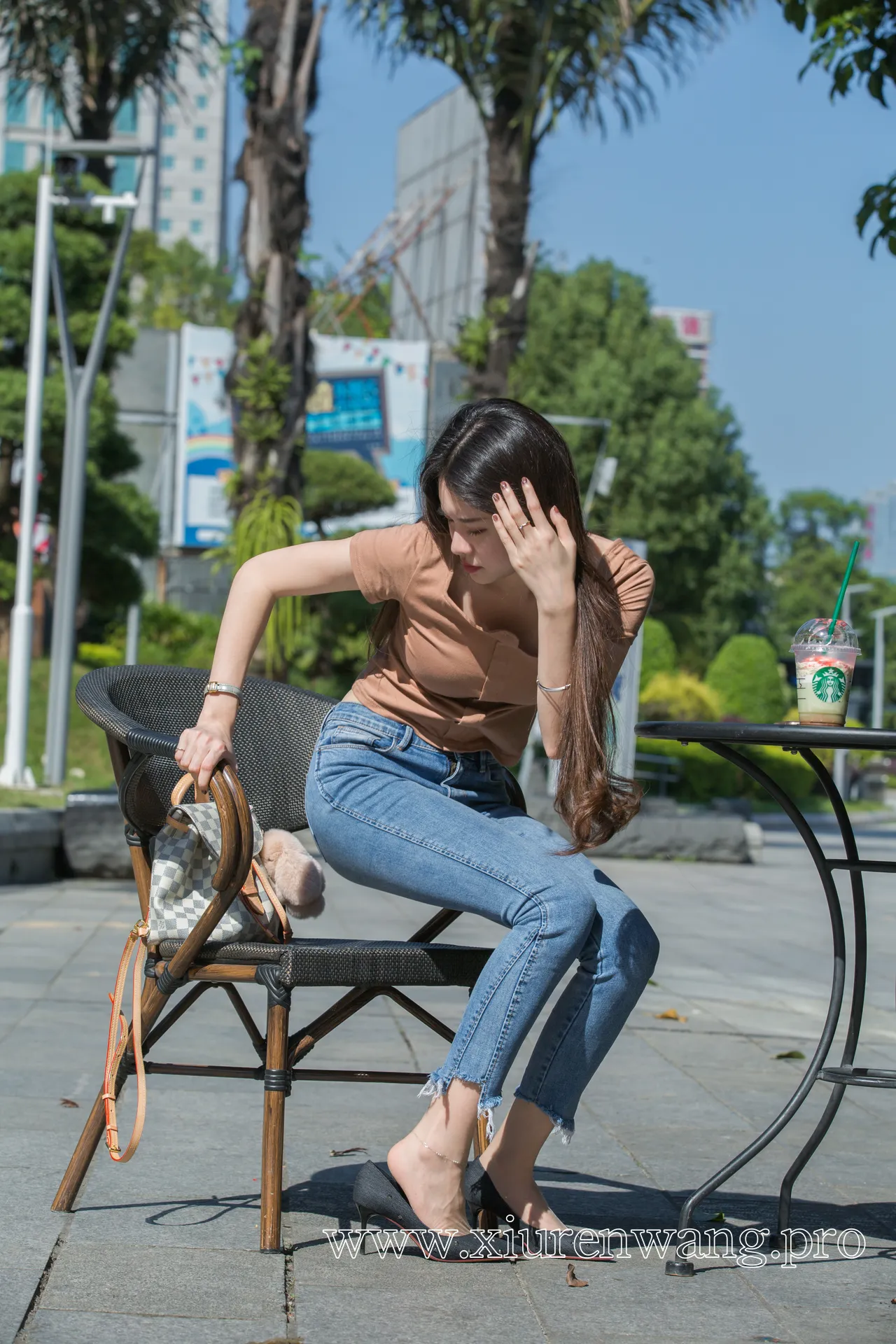 [精品]在线观看Sia不吃鱼最新更新！牛仔裤女孩的cos套图&作品合集全解析