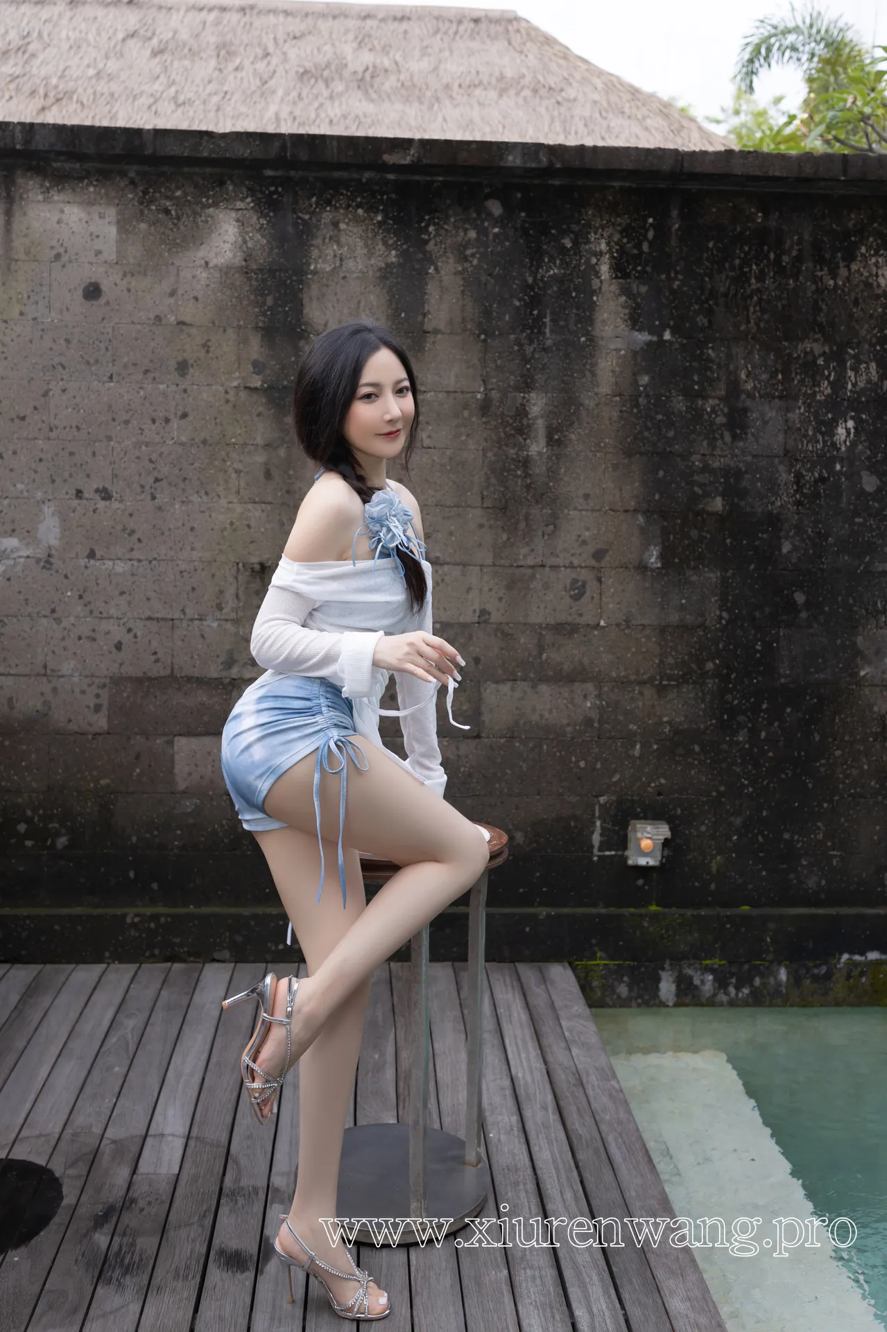 鉴赏秀人名模鱼子酱Fish的高级光影构图与收藏价值