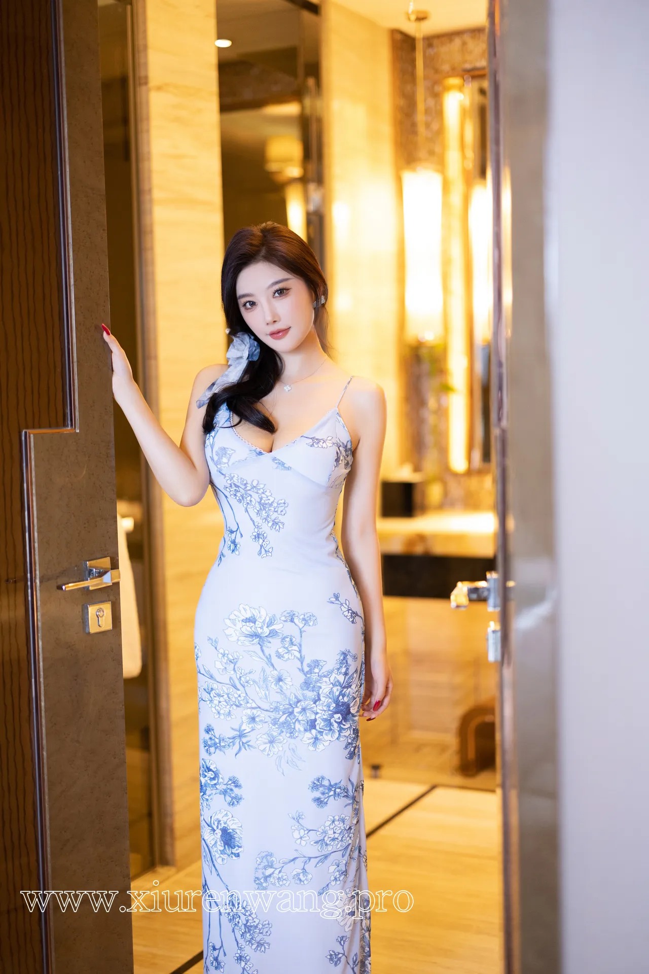 杨晨晨Yome身着白色丝袜展现清纯与性感的完美融合