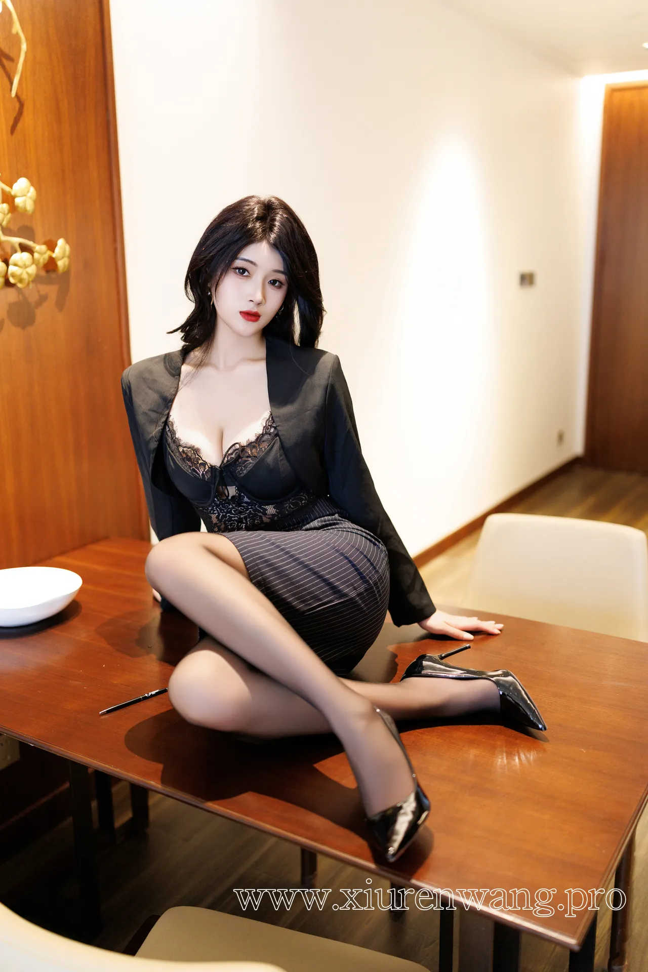 南乔 JKF 风格妆容与红唇造型解析