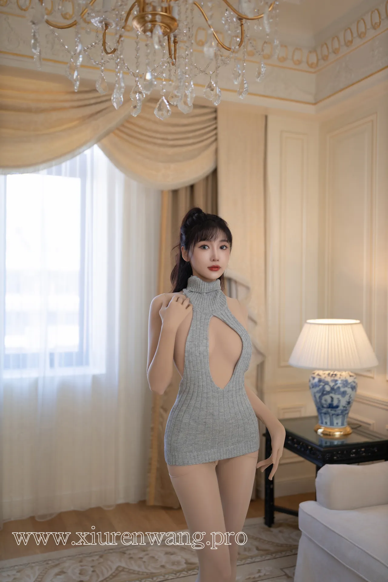 陆萱萱身着肉色连体衣展现AISS爱丝风格的极致线条美