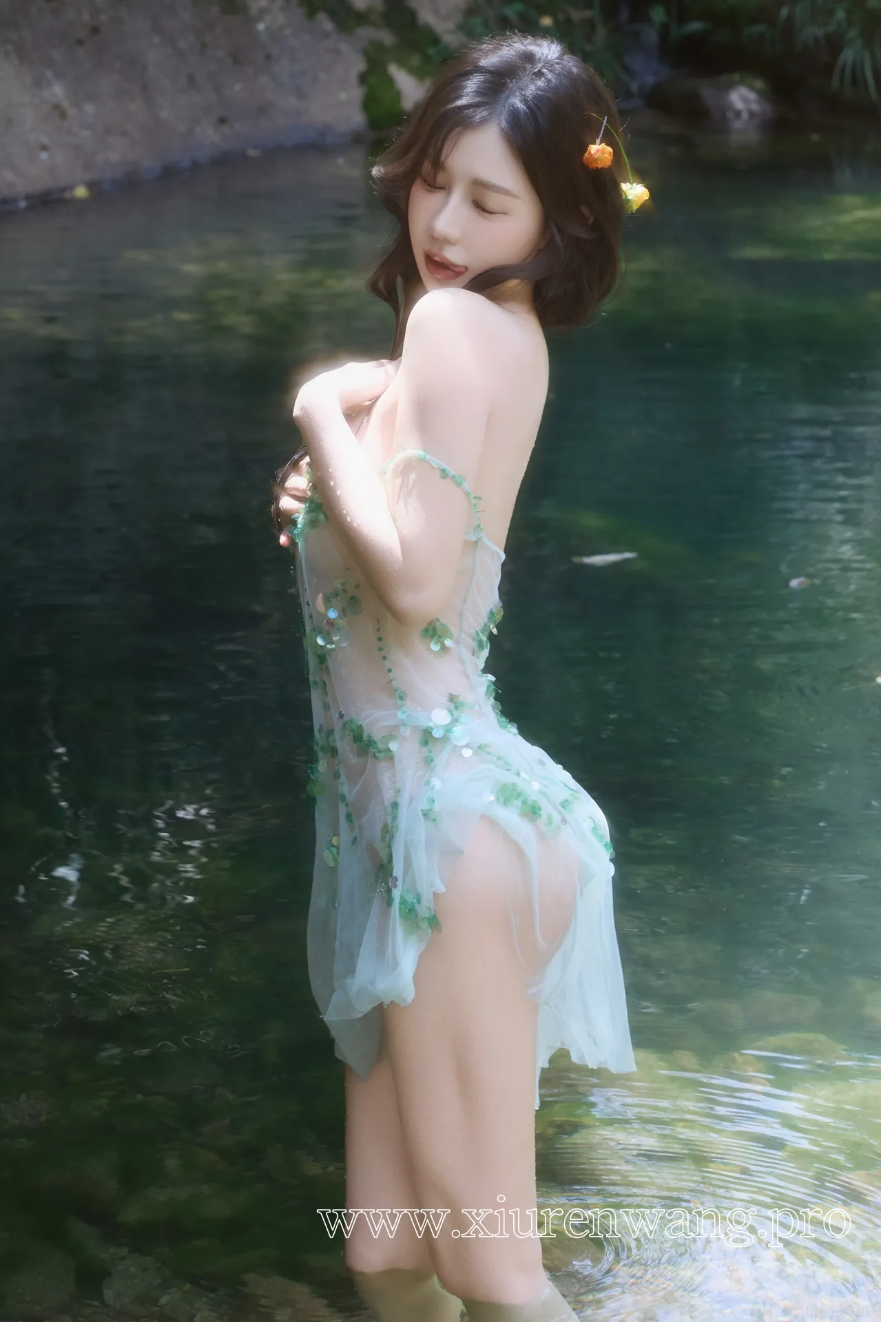 [精品]尹甜甜cos套图在线观看：最新更新作品合集，溪水边的二次元心动狙击