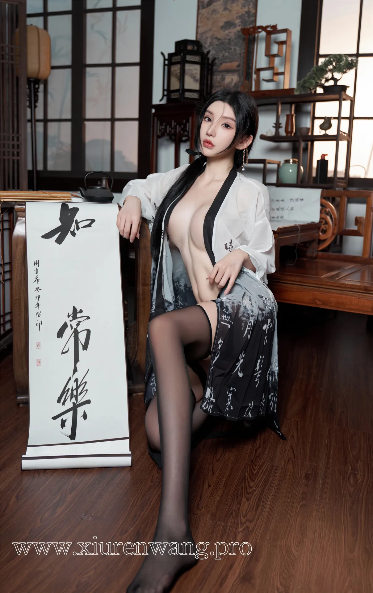 糖豆sisi的甜美与周于希铃铛血滴子造型的冷艳反差