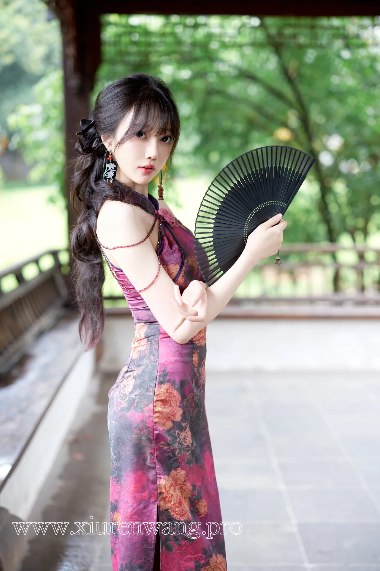 [精品]玥儿玥er作品合集上线！最新紫色旗袍cos套图在线观看，更新动态速戳