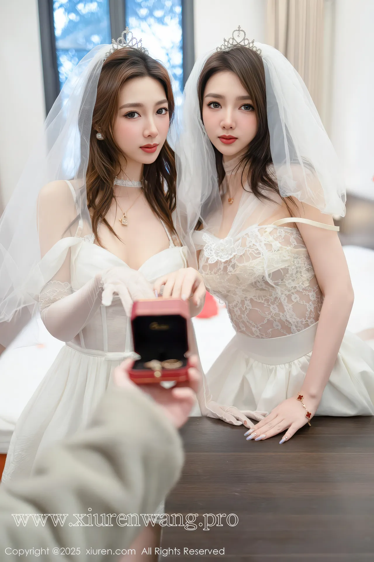 赵语嫣Baby 与 Twins-夭夭 的视觉风格对比
