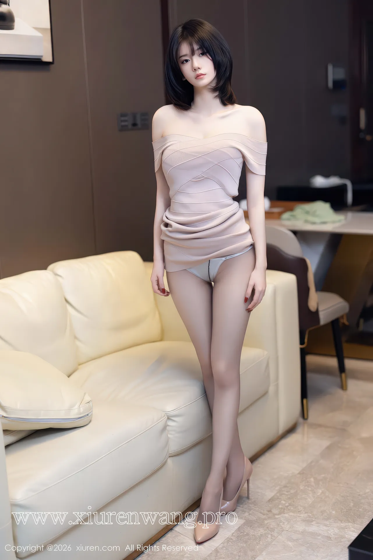 温婉构图对比 桃子姐姐，凌七七在室内光影下的优雅姿态
